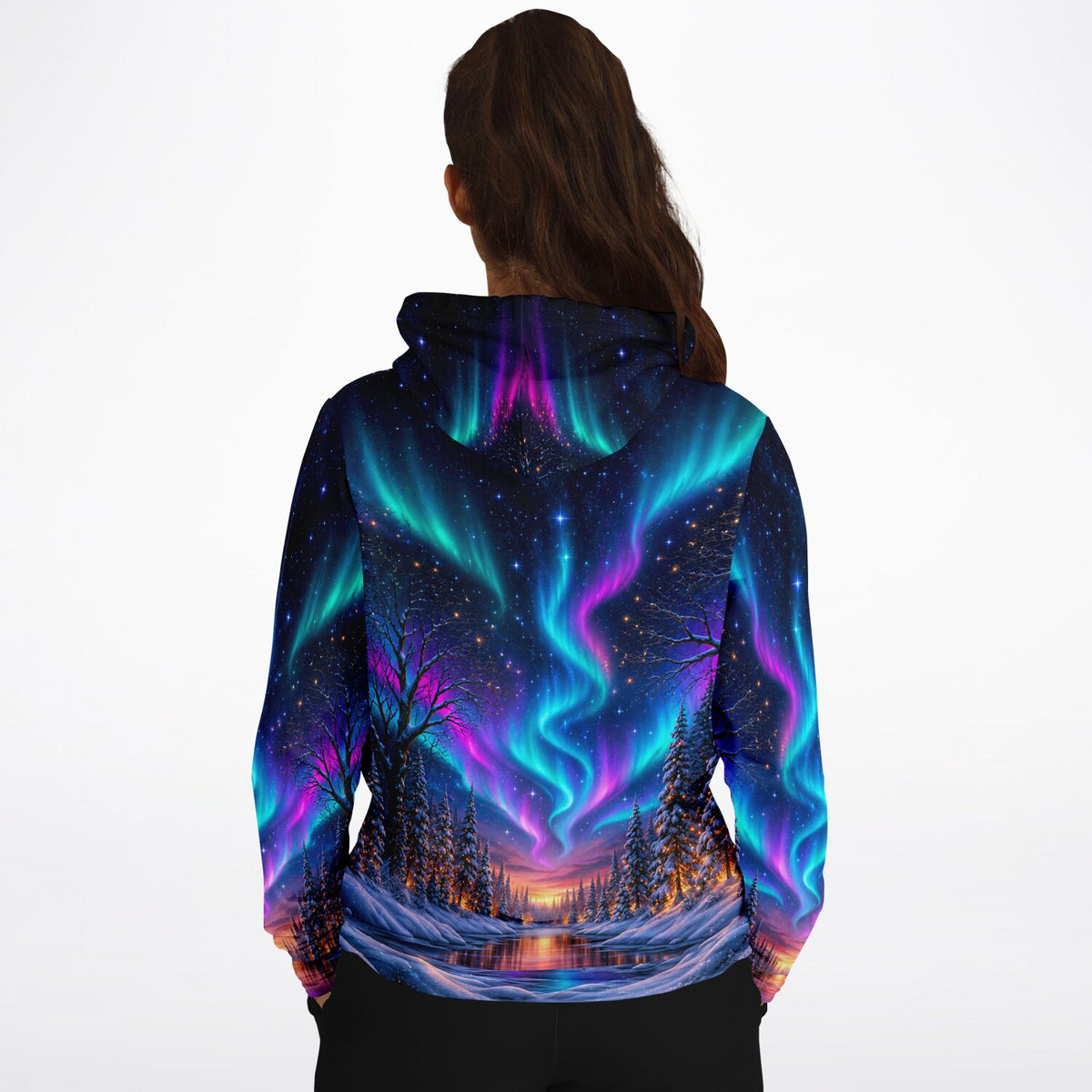 Dreamer Hoodie mit farbenprächtigem Polarlicht-Motiv über einer winterlichen Waldlandschaft und Sternenhimmel