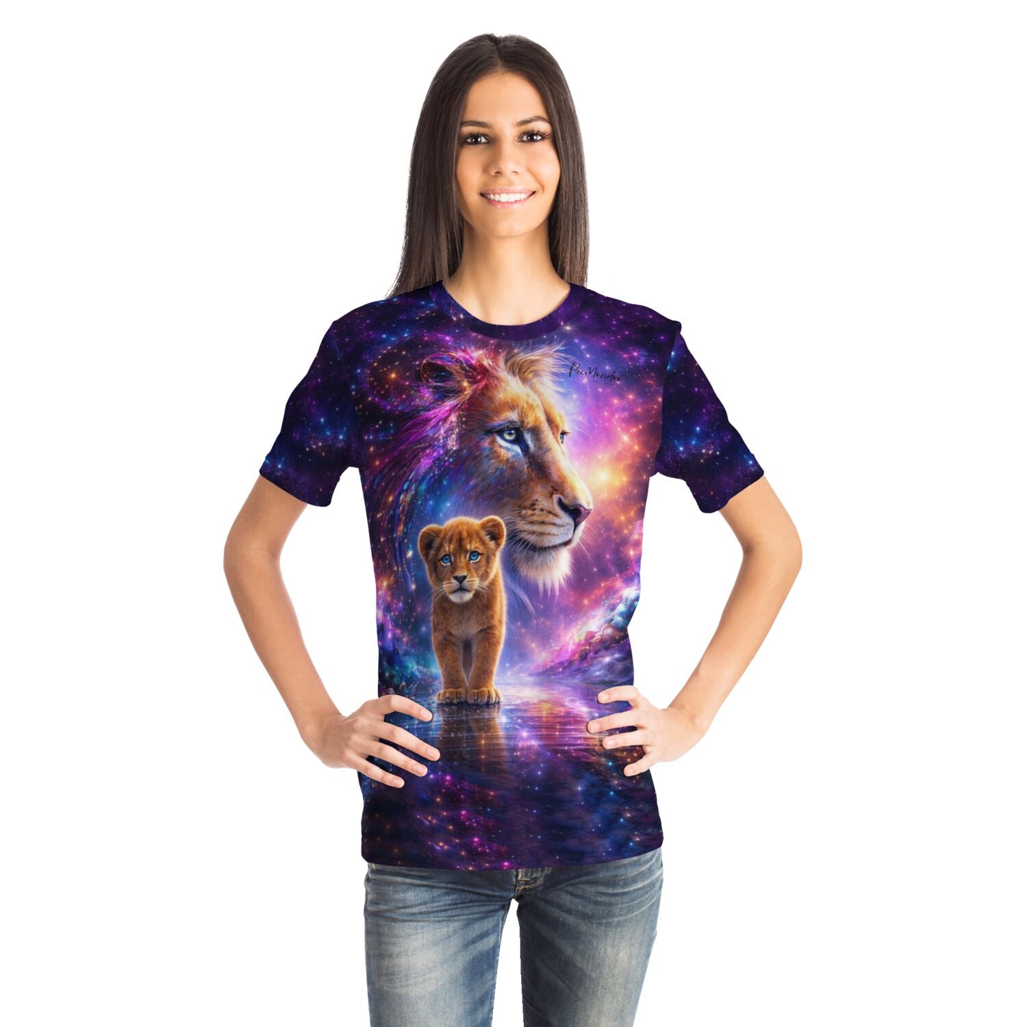 Frau trägt Dreamer T-Shirt mit Löwen-Motiv und Galaxie-Design, passend zum Stil von Diamond Painting Kunstwerken.