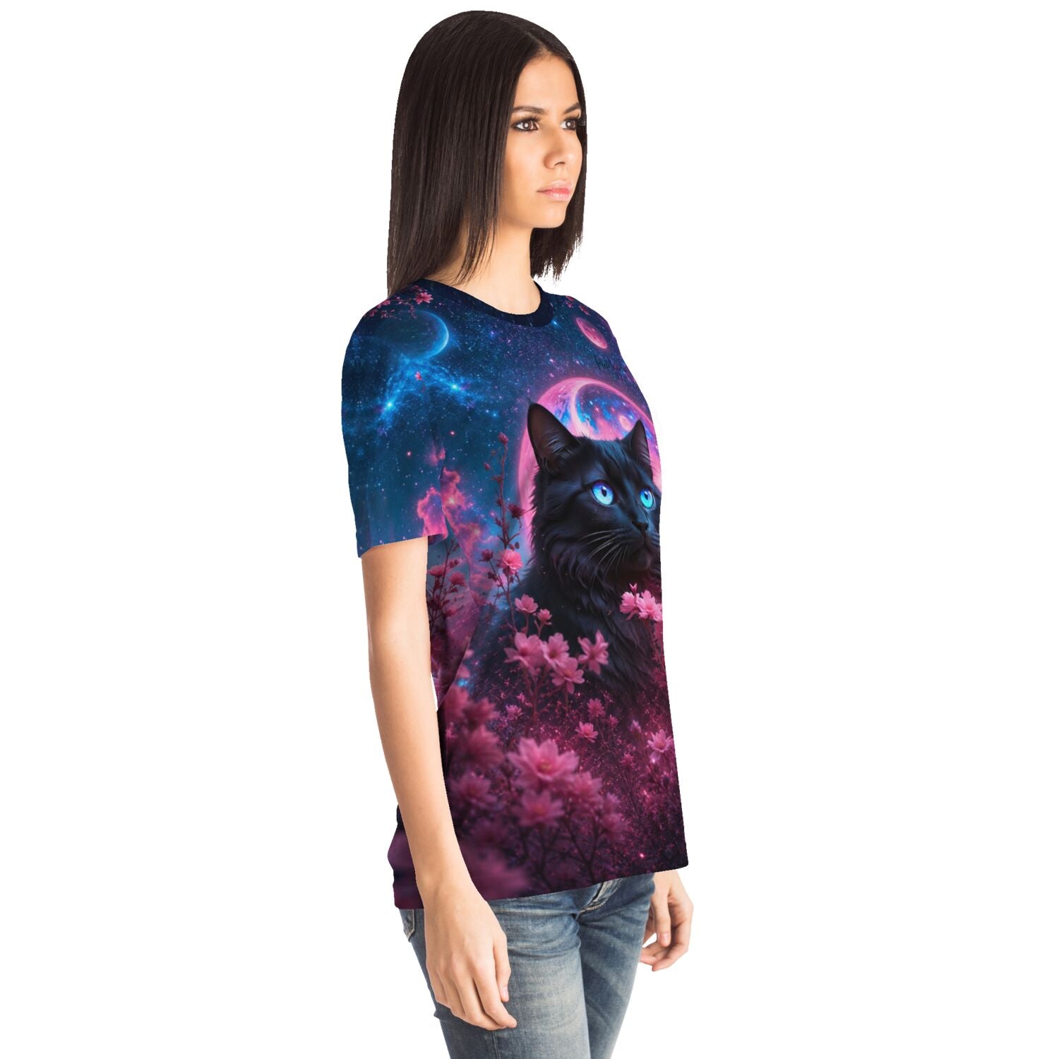 Frau trägt Dreamer T-Shirt mit schwarzer Katze, Sternenhimmel und Blumen – ideal als Vorlage für Diamond Painting Motive.