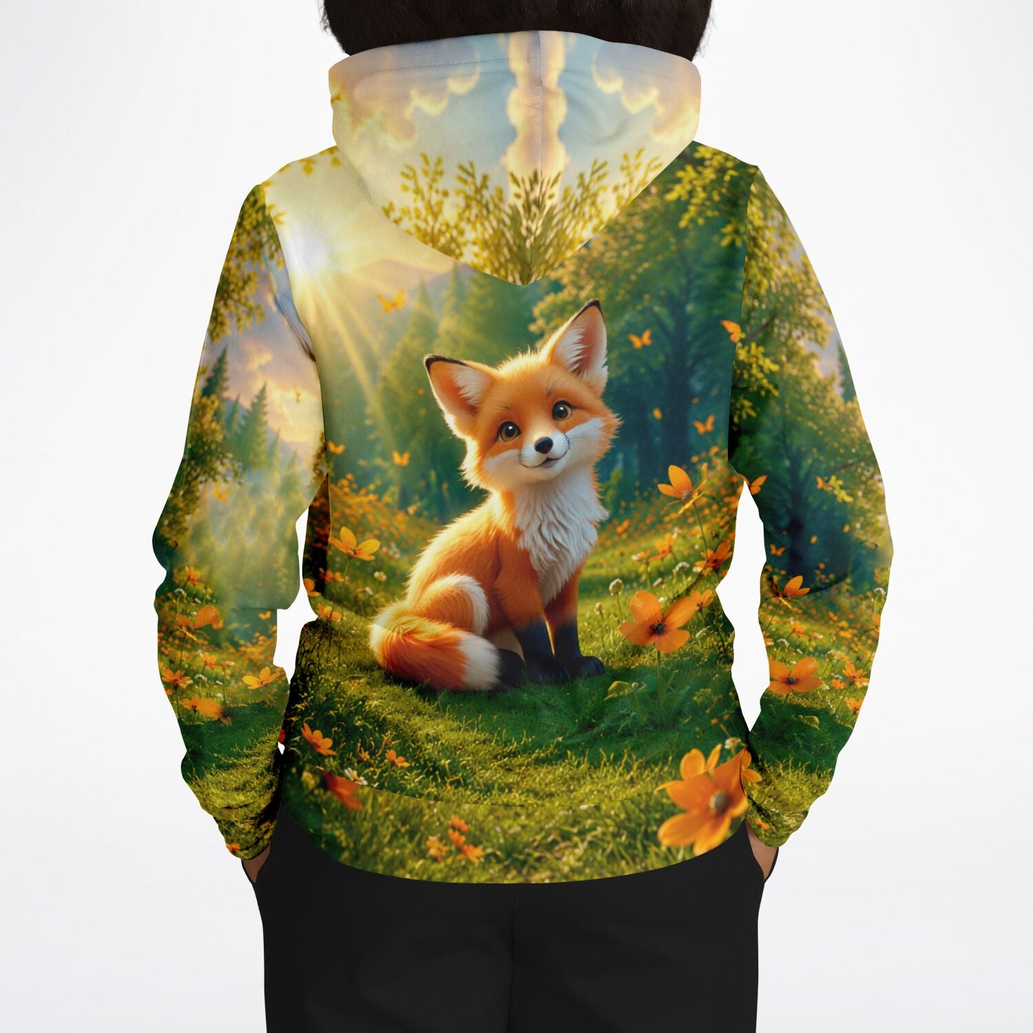 Dreamer Hoodie mit niedlichem Foxy Casper Fuchs Motiv in einer sonnigen Waldlandschaft mit Blumen und Schmetterlingen