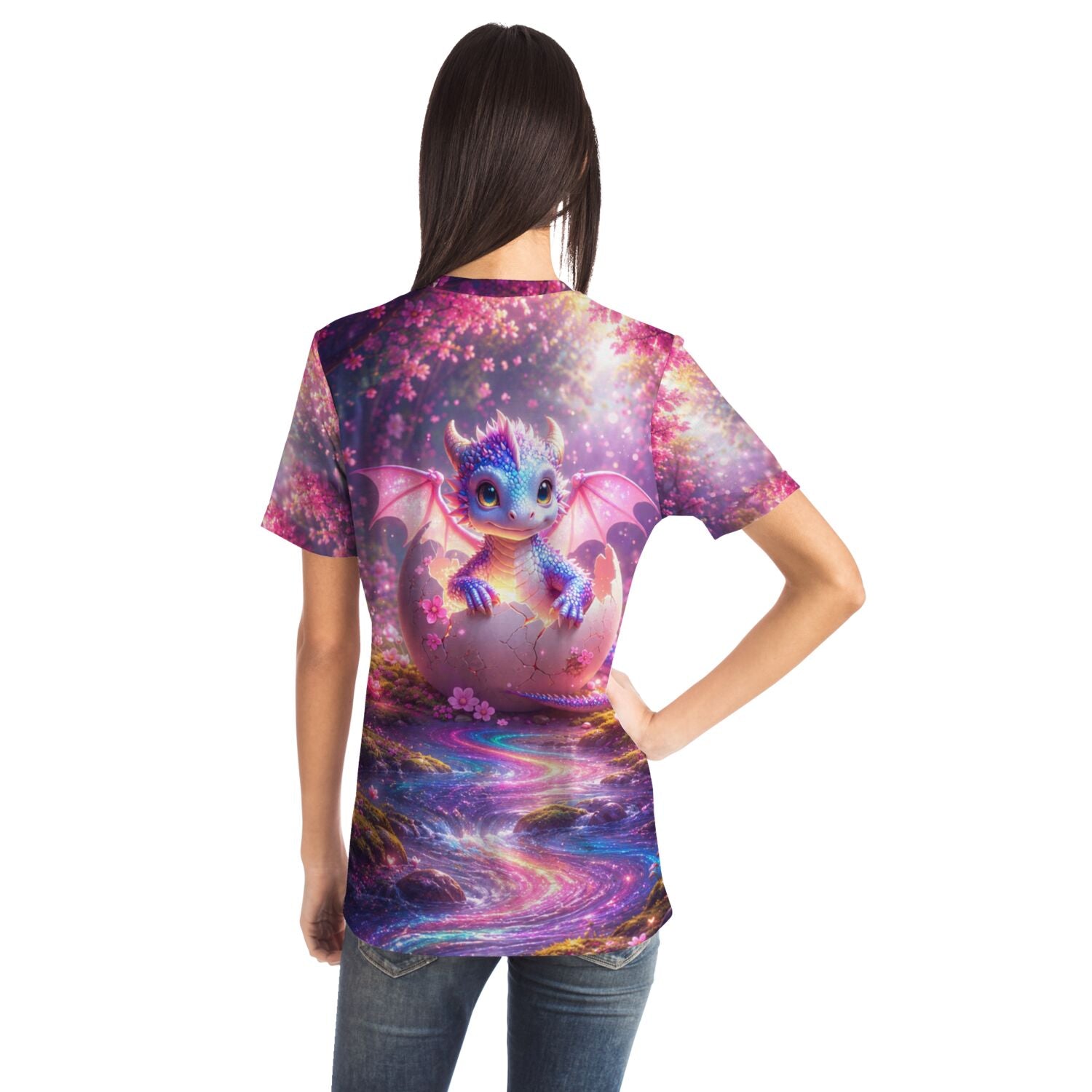 T-Shirt mit buntem Drachen-Motiv in magischer Waldlandschaft, das an die Ästhetik von Diamond Painting Kunst erinnert.