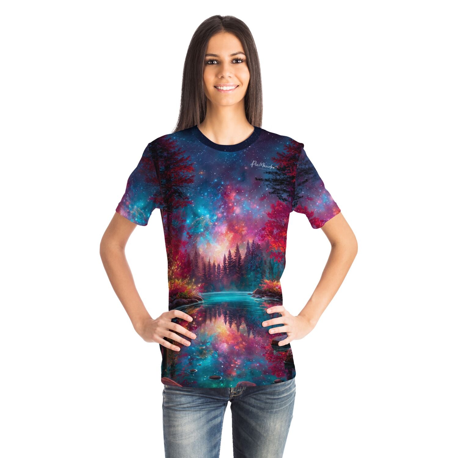 Frau trägt Dreamer T-Shirt mit buntem Galaxy-Wald Motiv im Stil von Diamond Painting und Malen nach Zahlen Designs