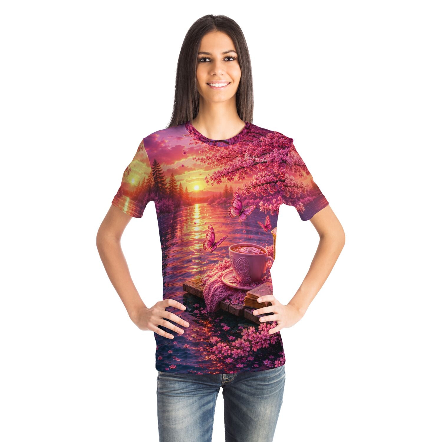Frau trägt Dreamer T-Shirt mit Diamond Painting Motiv: pinker Sonnenuntergang, Schmetterlinge und Kaffeetasse am See