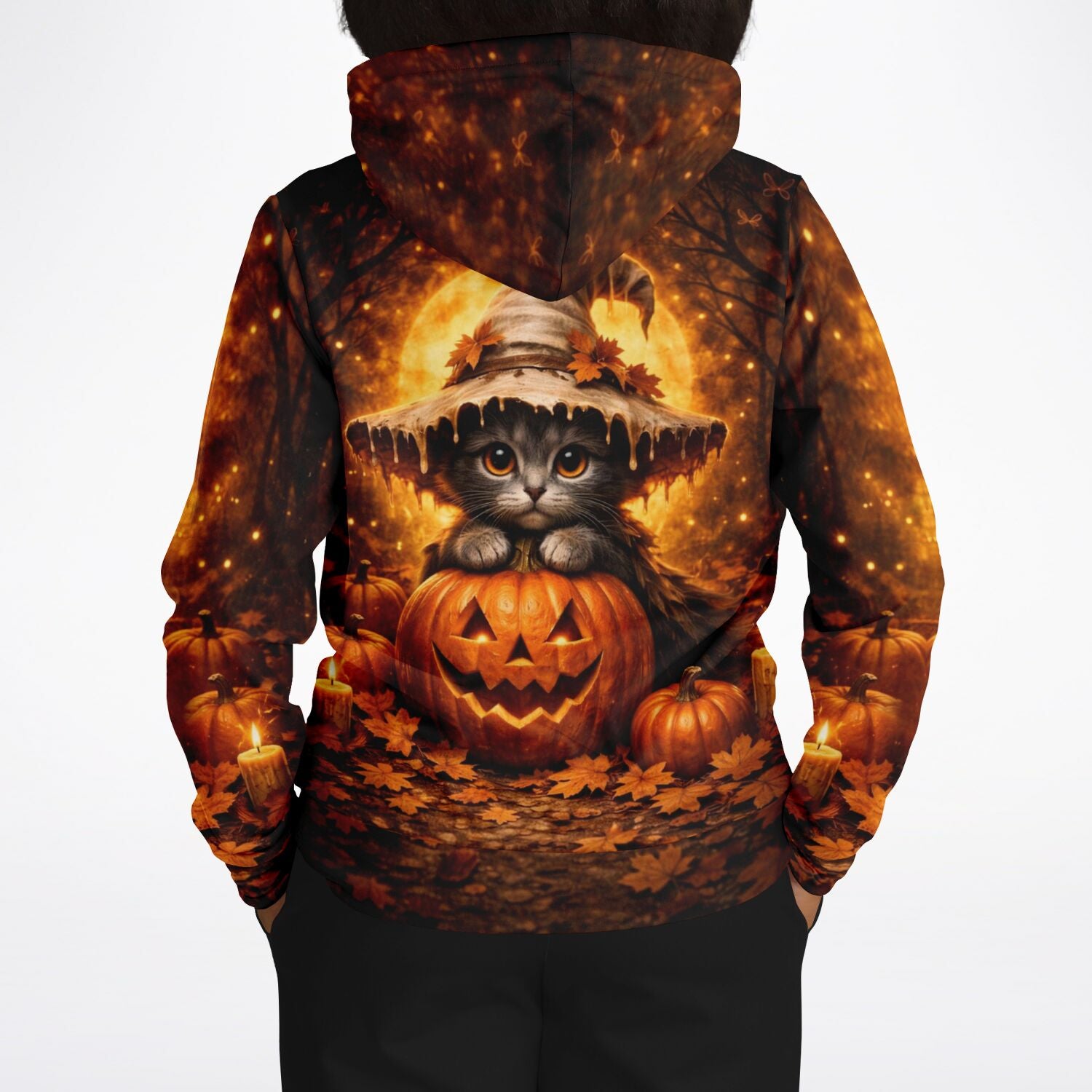 Dreamer Hoodie mit Kürbishexe-Motiv: Katze im Hexenhut auf leuchtendem Kürbis, ideal für Halloween-Fans und Kreative.