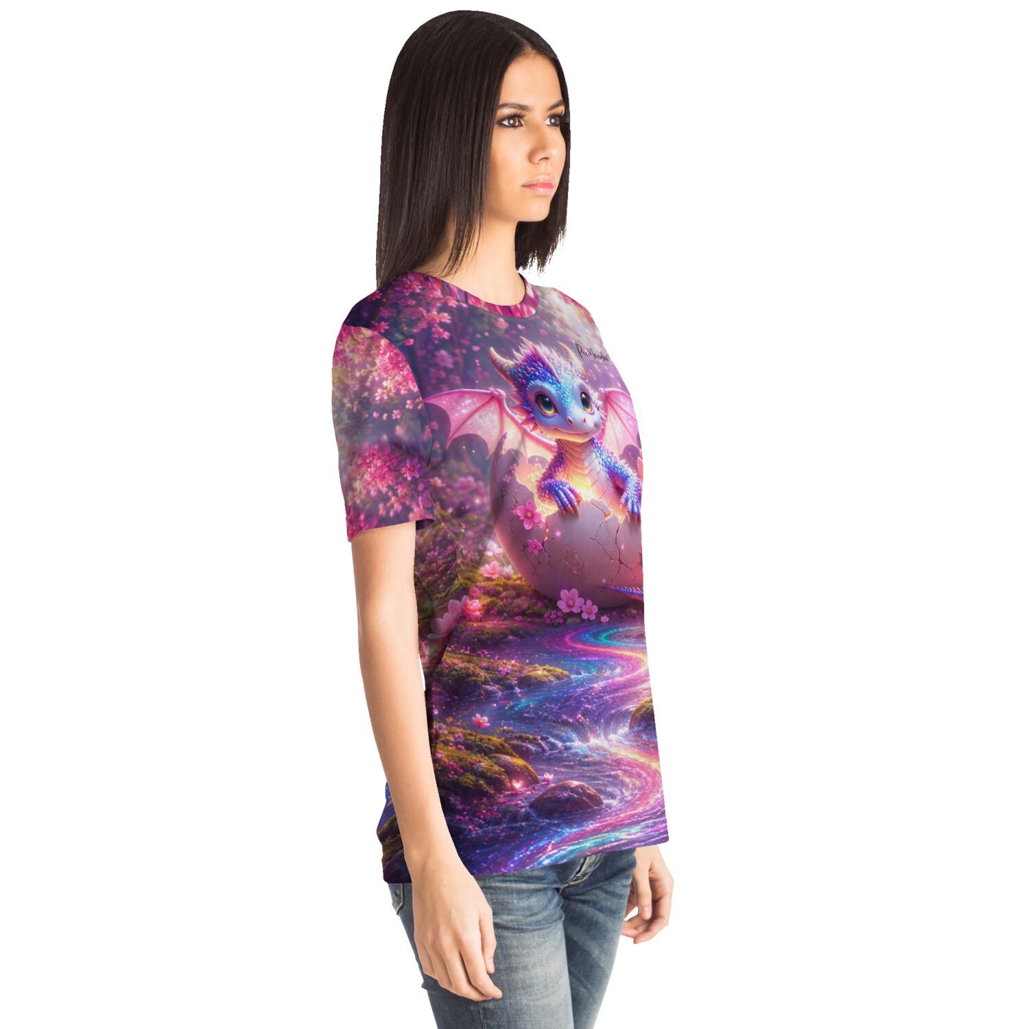Frau trägt Dreamer T-Shirt mit buntem Drachen-Motiv, wie bekannt von Diamond Painting und Malen nach Zahlen Designs.