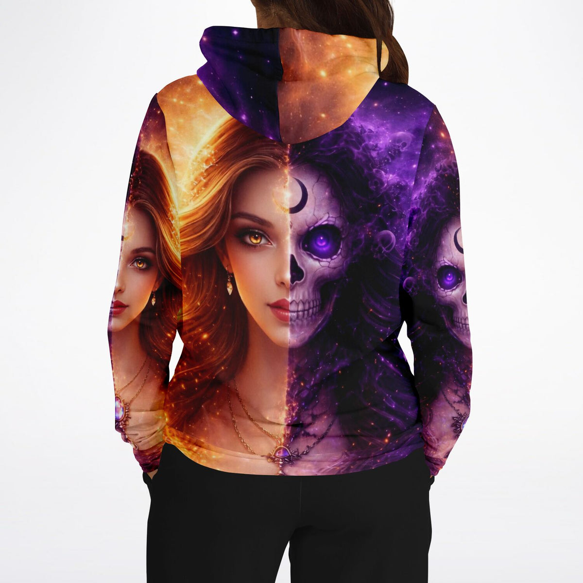 Dreamer Hoodie mit Fantasy-Motiv: Split-Design aus einer schönen jungen Frau und einem düsteren Totenkopf im Galaxie-Stil