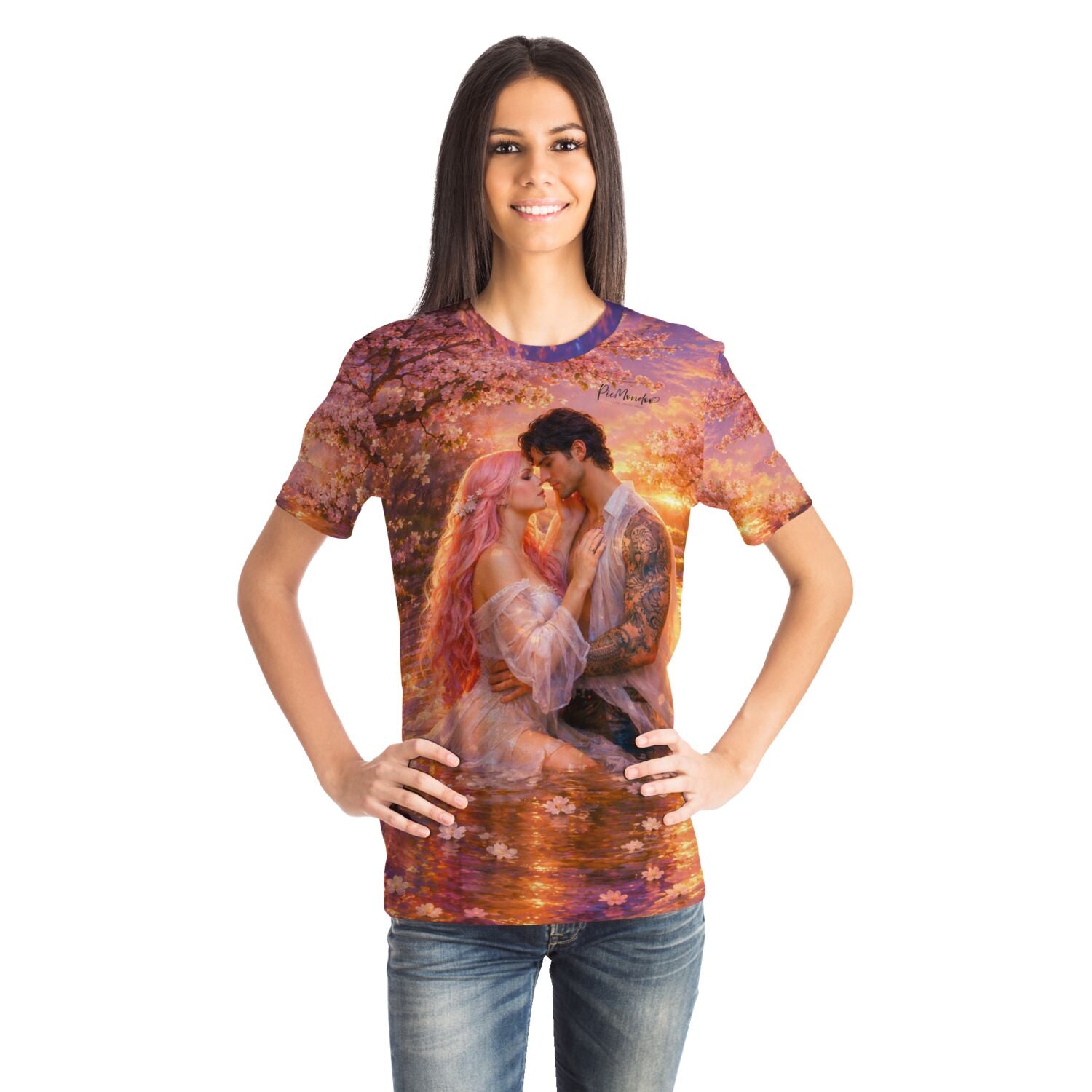 Frau trägt Dreamer T-Shirt mit romantischem Pärchen-Motiv im Stil von Diamond Painting und Malen nach Zahlen Designs.