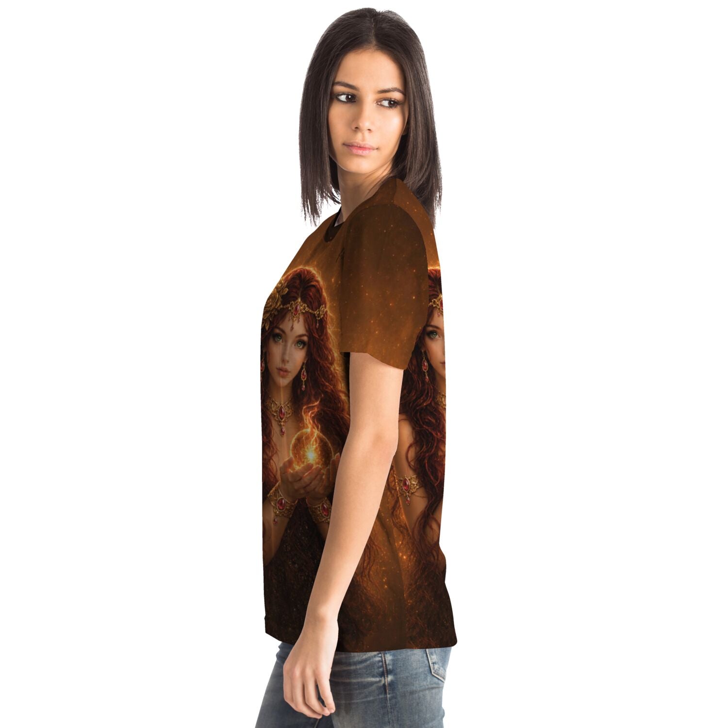 Frau trägt Dreamer T-Shirt mit Göttin der Sonne Motiv im Stil von exklusiver Diamond Painting Kunst