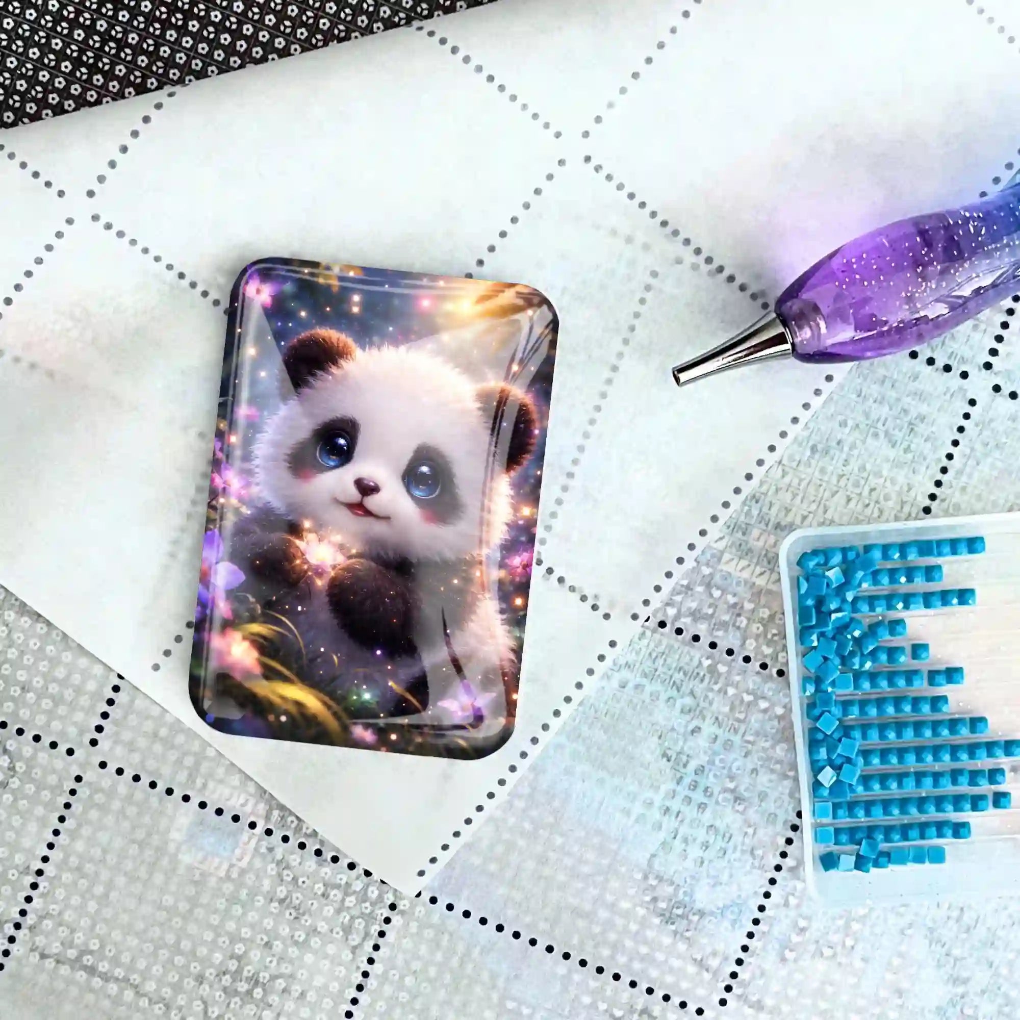 Panda Cover Minder aus Glas als magnetisches Hilfsmittel für dein Diamond Painting Design auf einer Leinwand.