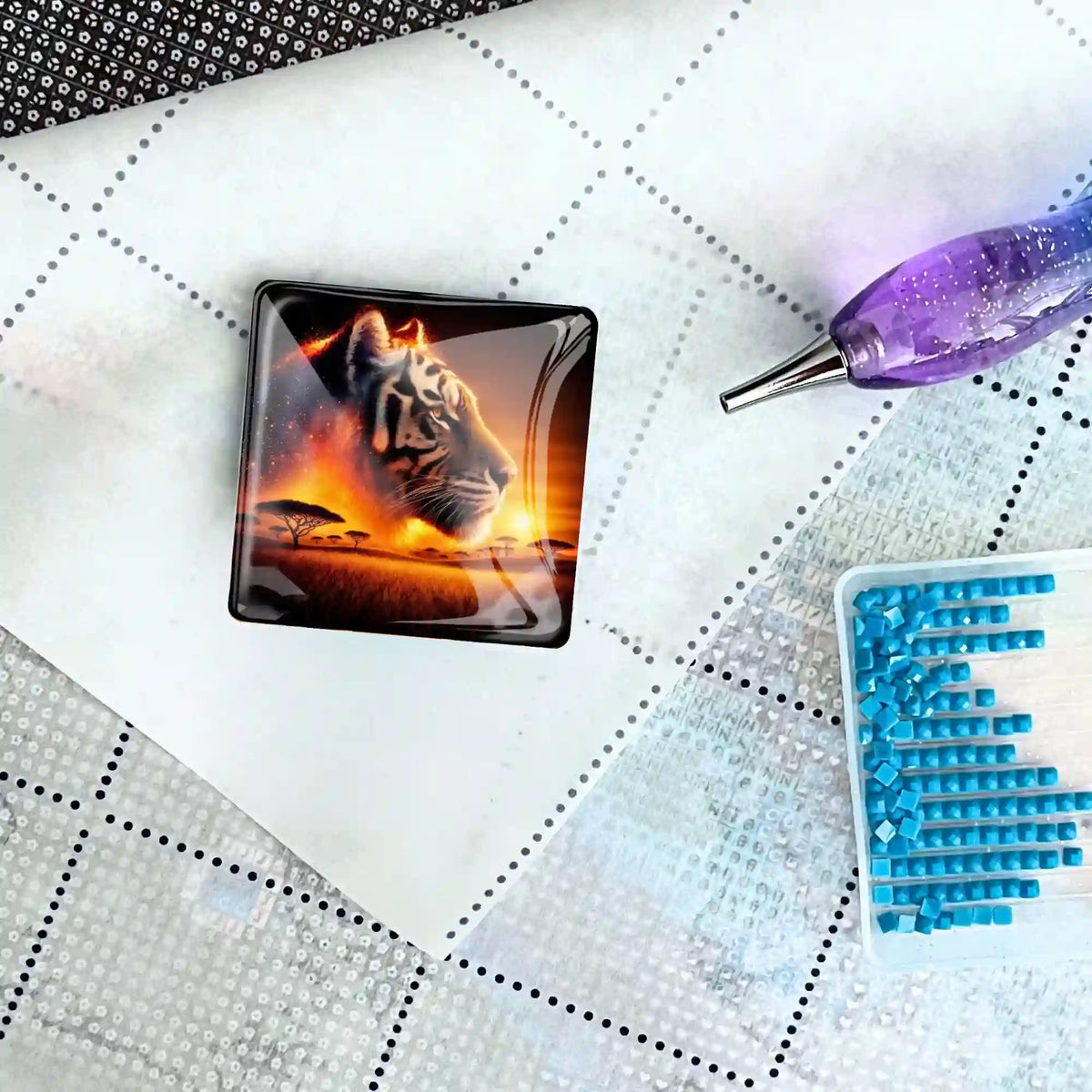 Quadratischer Cover Minder mit Tiger-Motiv auf einer Diamond Painting Leinwand mit Stift und Glitzersteinen