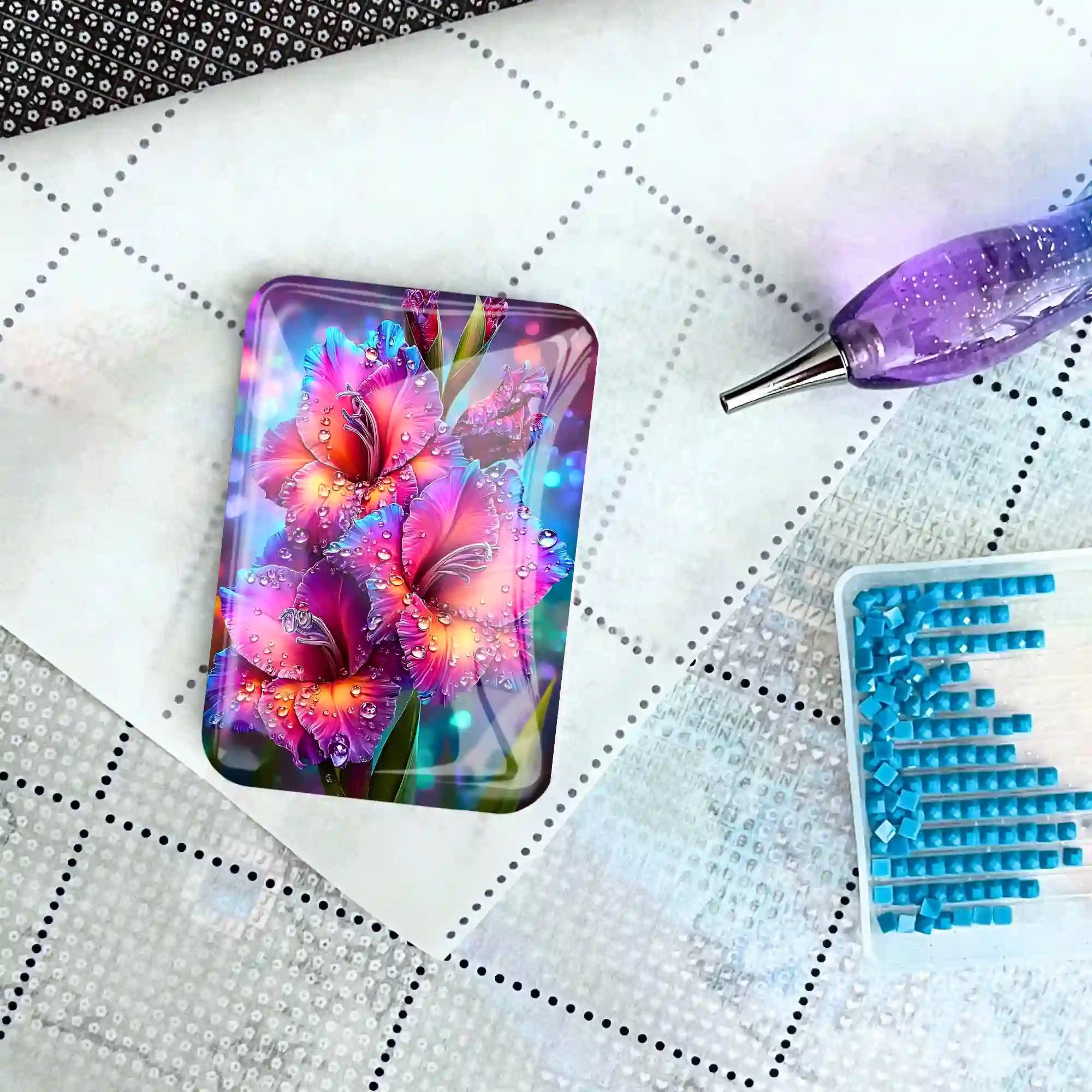 Magischer Cover Minder Morgentau mit Blumendruck als magnetischer Helfer für Diamond Painting auf einer Leinwand