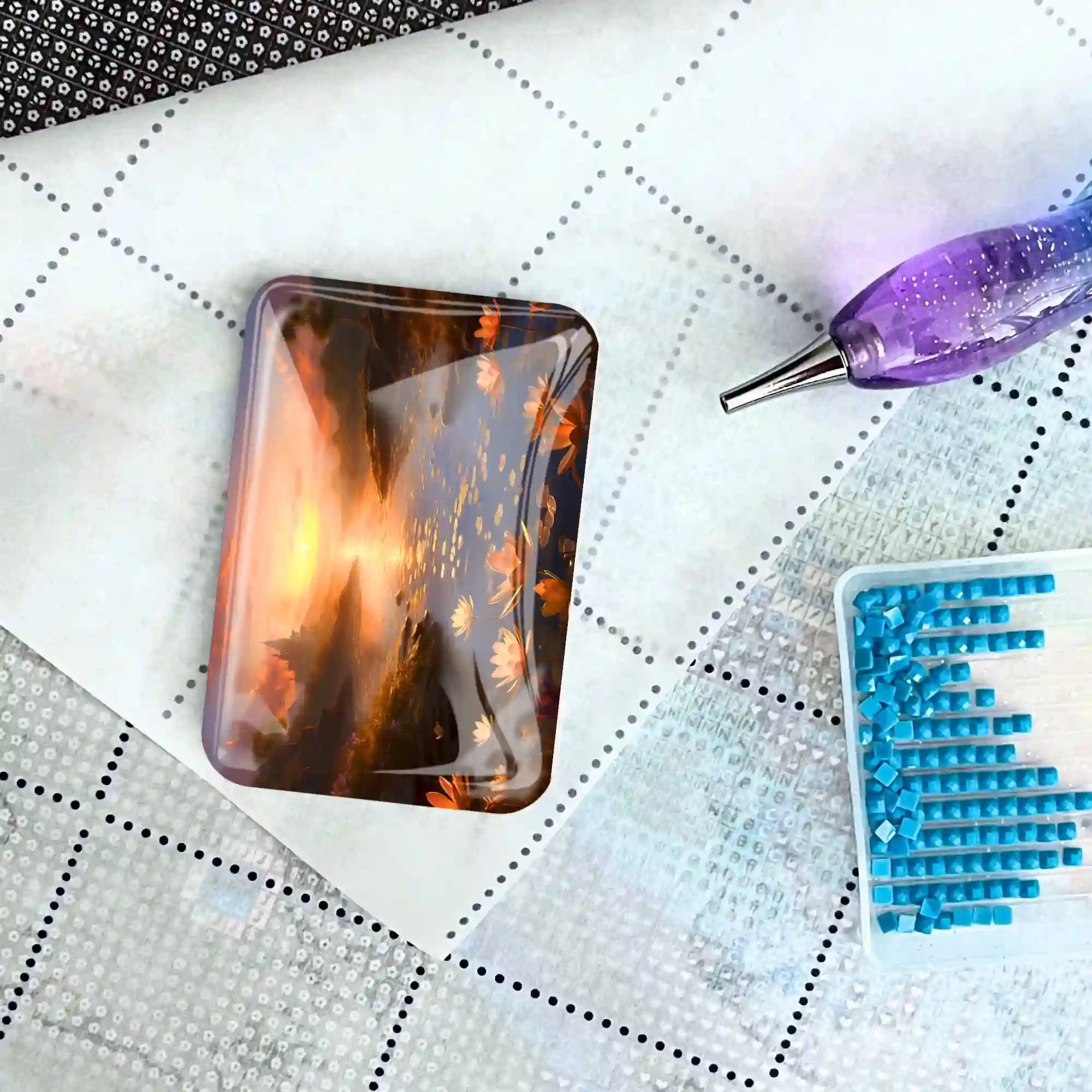 Magischer Glas-Coverminder mit Sonnenuntergangs-Motiv für Diamond Painting Zubehör auf weißer Leinwand mit Stift.