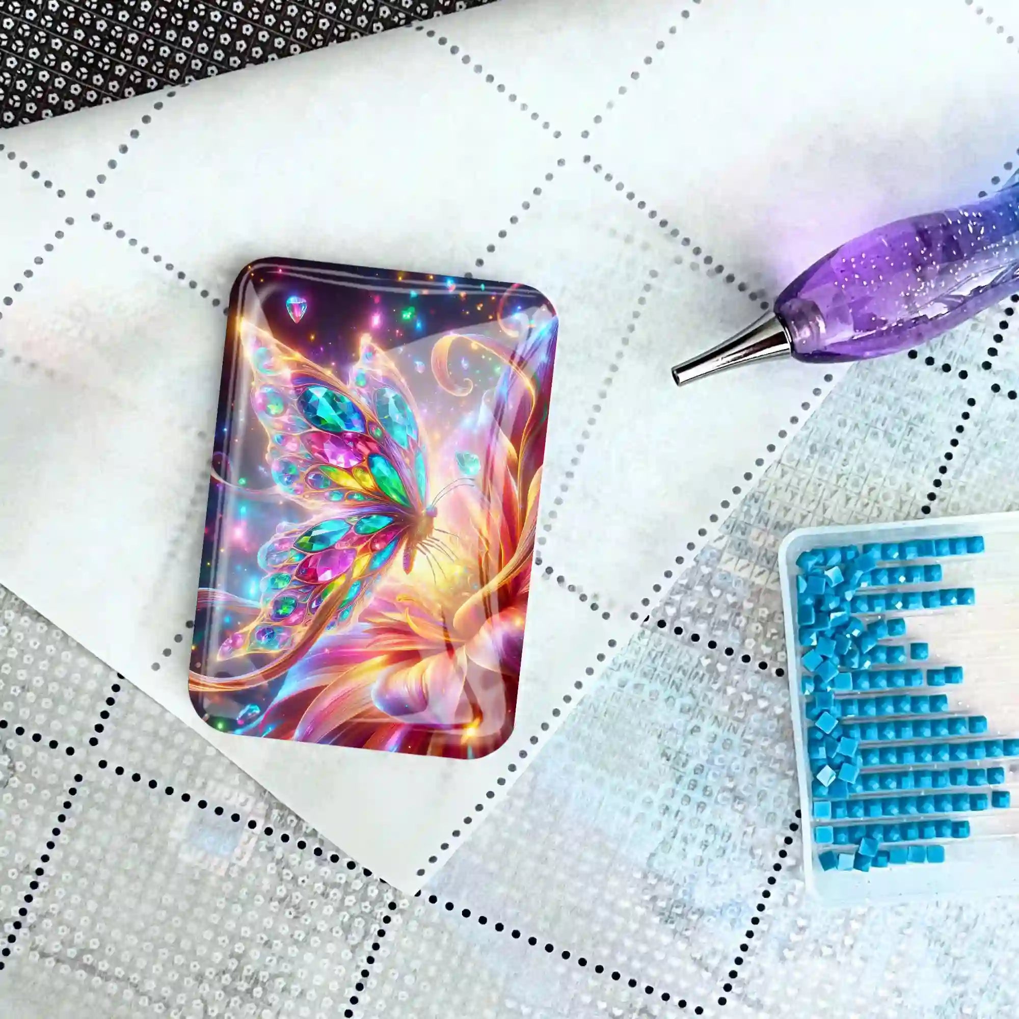 Glas Coverminder mit buntem Schmetterlingsmotiv für Diamond Painting Zubehör auf weißer Leinwand mit Stift und Steinen