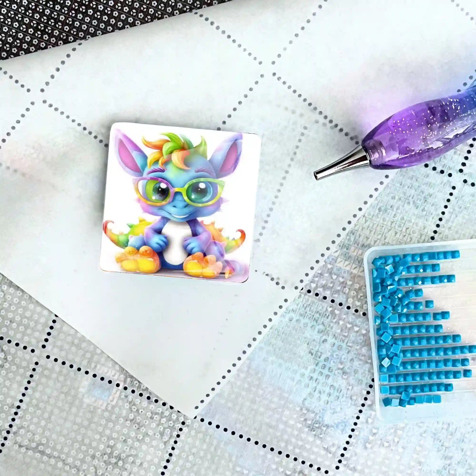 Schlaubi Drache Cover Minder aus Glas als magnetisches Zubehör für Diamond Painting auf einer Leinwand mit Stift