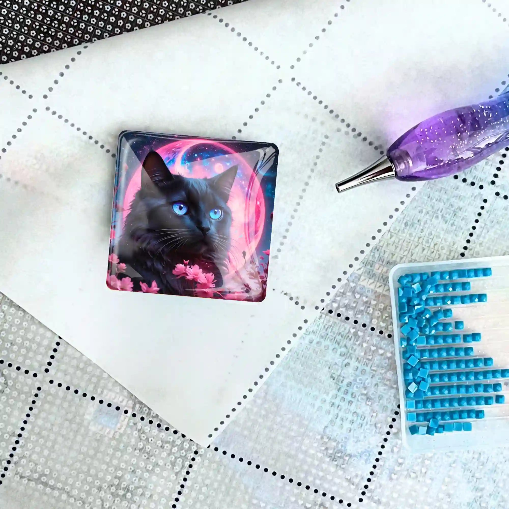 Quadratischer Katzen-Cover Minder auf einer Diamond Painting Leinwand mit Stift und blauen Diamanten