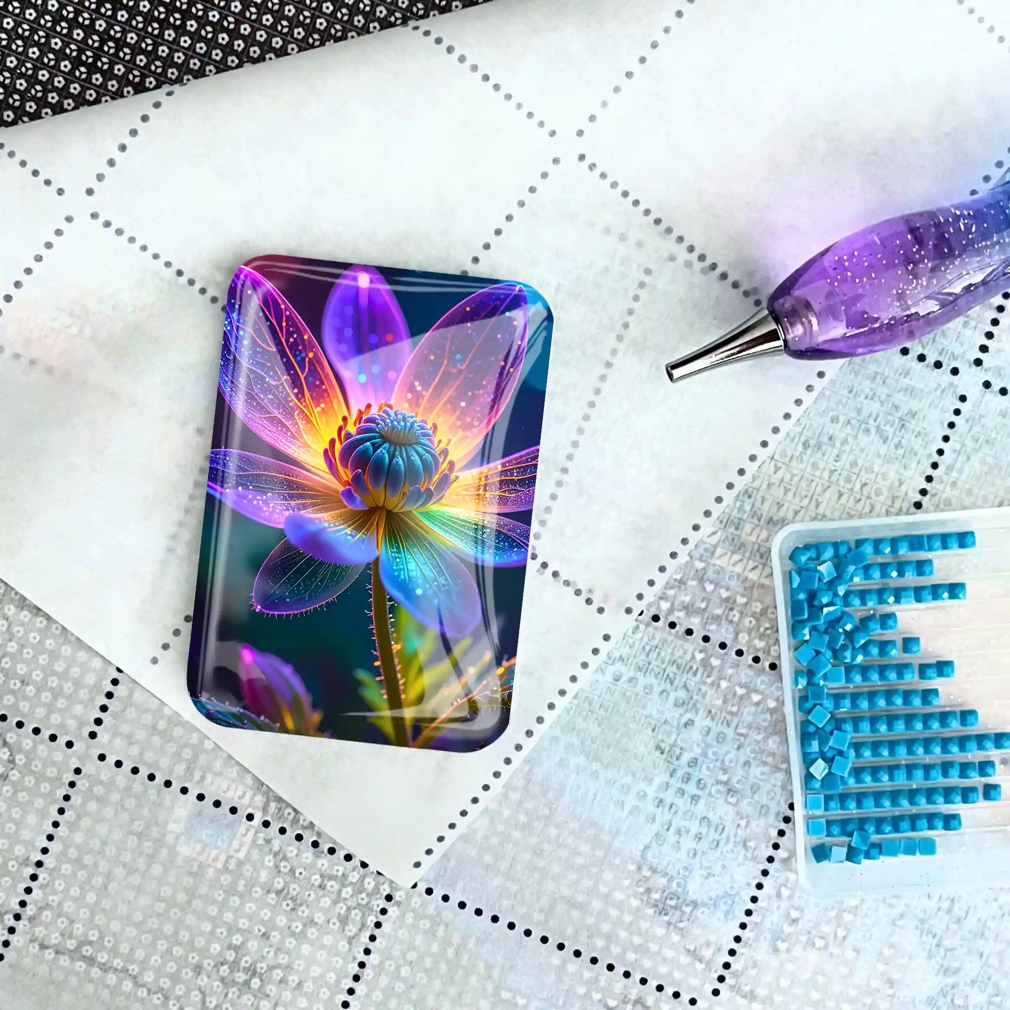 Magischer Blumen-Cover Minder aus Glas als magnetische Halterung für dein nächstes Diamond Painting Zubehör.