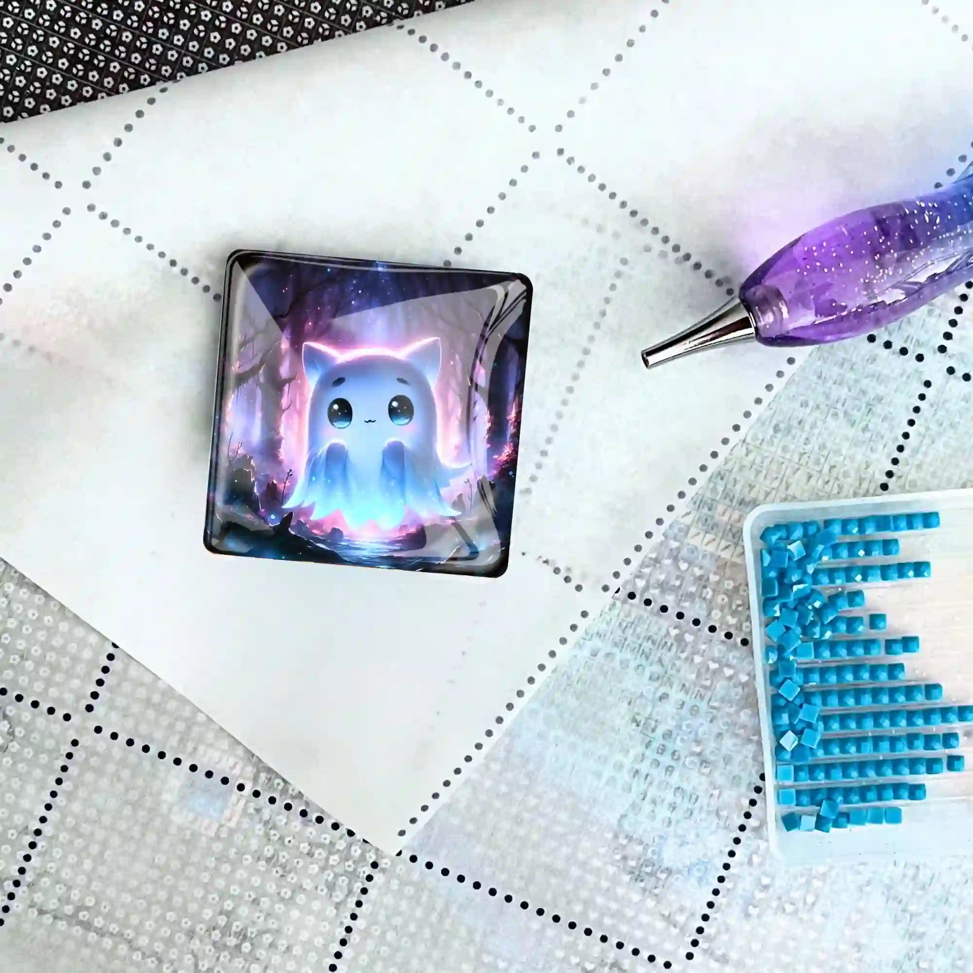 Glowy Cover Minder aus Glas mit süßem Geister-Motiv auf einer Diamond Painting Leinwand mit Stift und Steinen