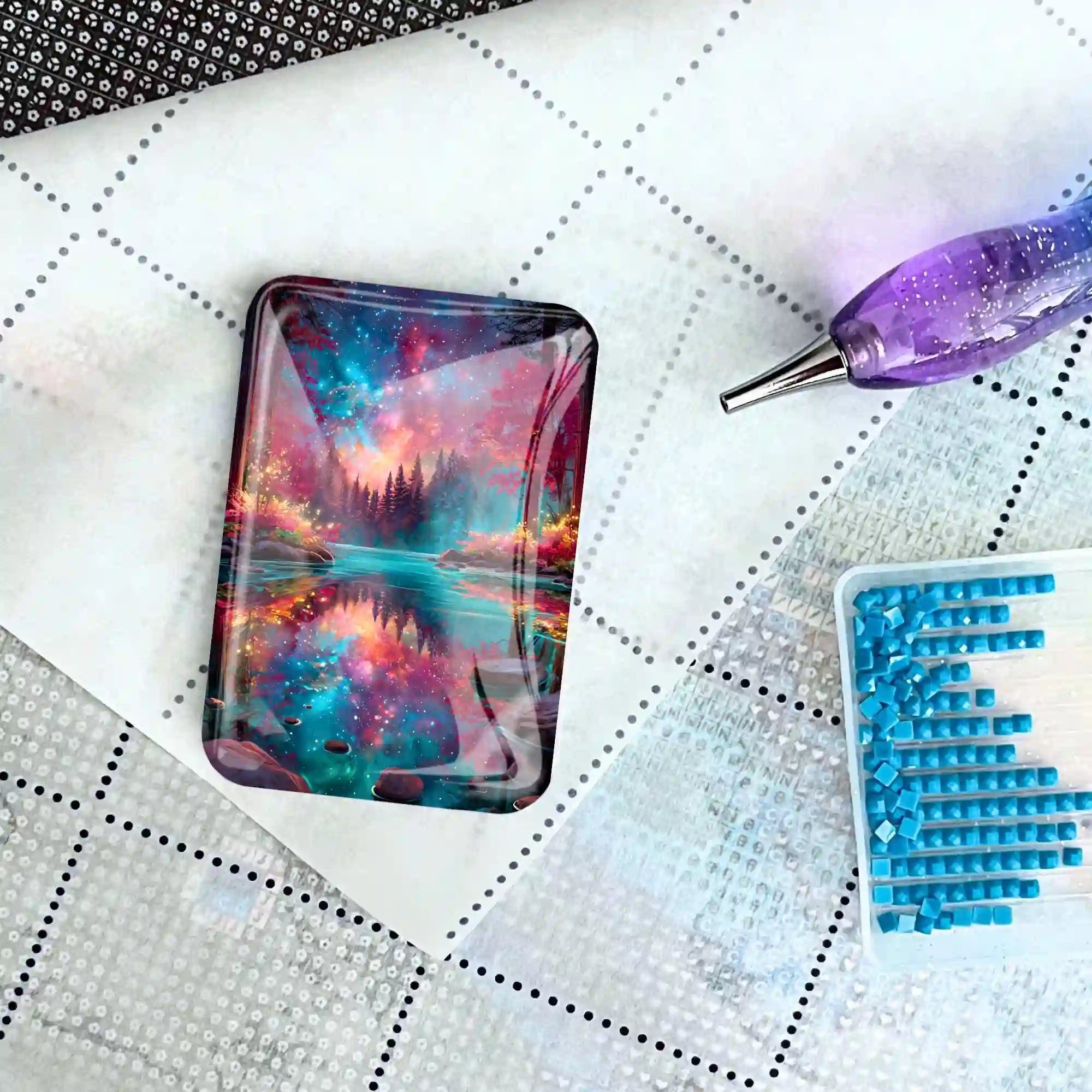 Magischer Glas-Coverminder für Diamond Painting mit buntem Wald-Motiv auf einer Leinwand mit Stift und Steinchen.