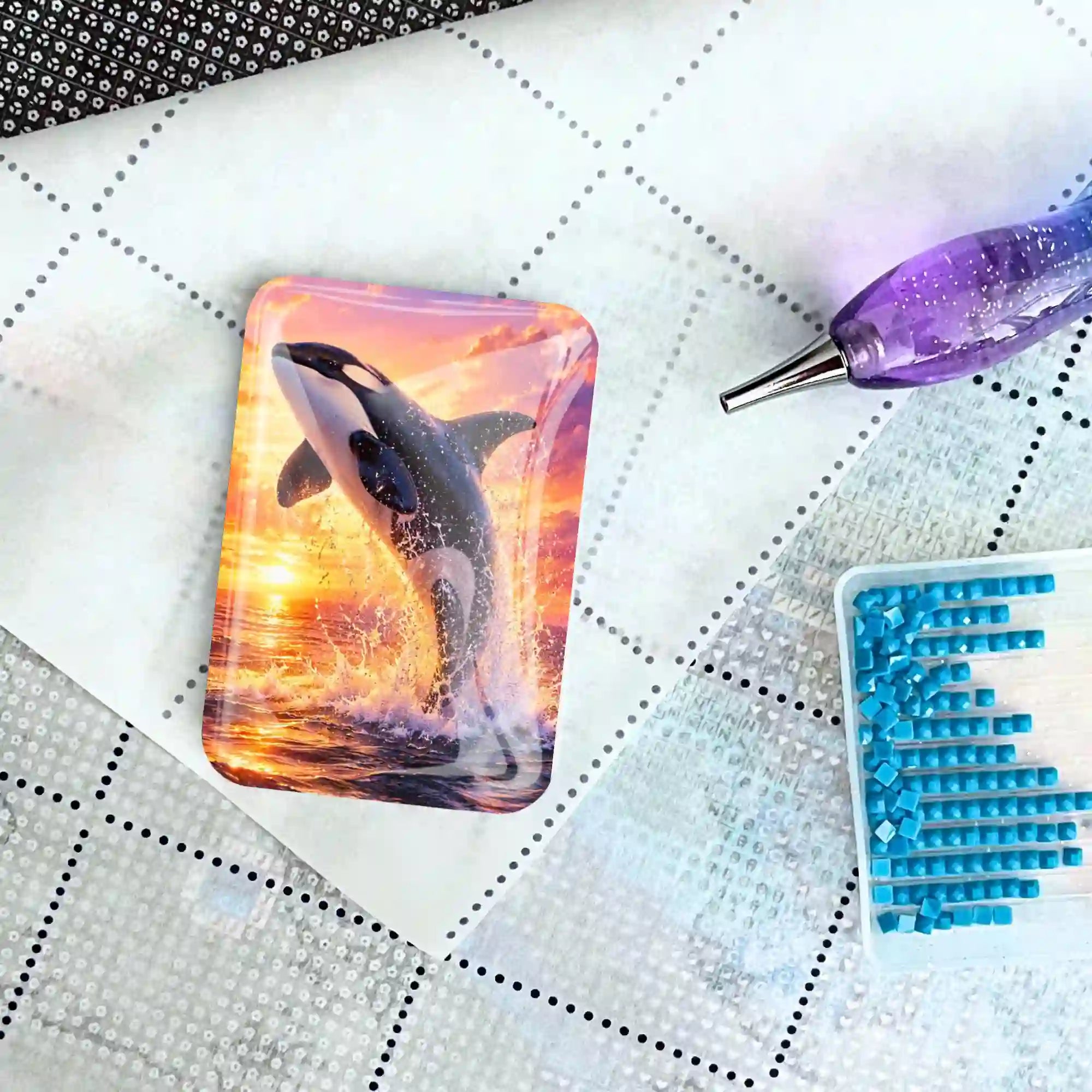 Glas Cover Minder mit Orca Motiv zum Diamond Painting auf einer Leinwand mit Stift und blauen Steinchen