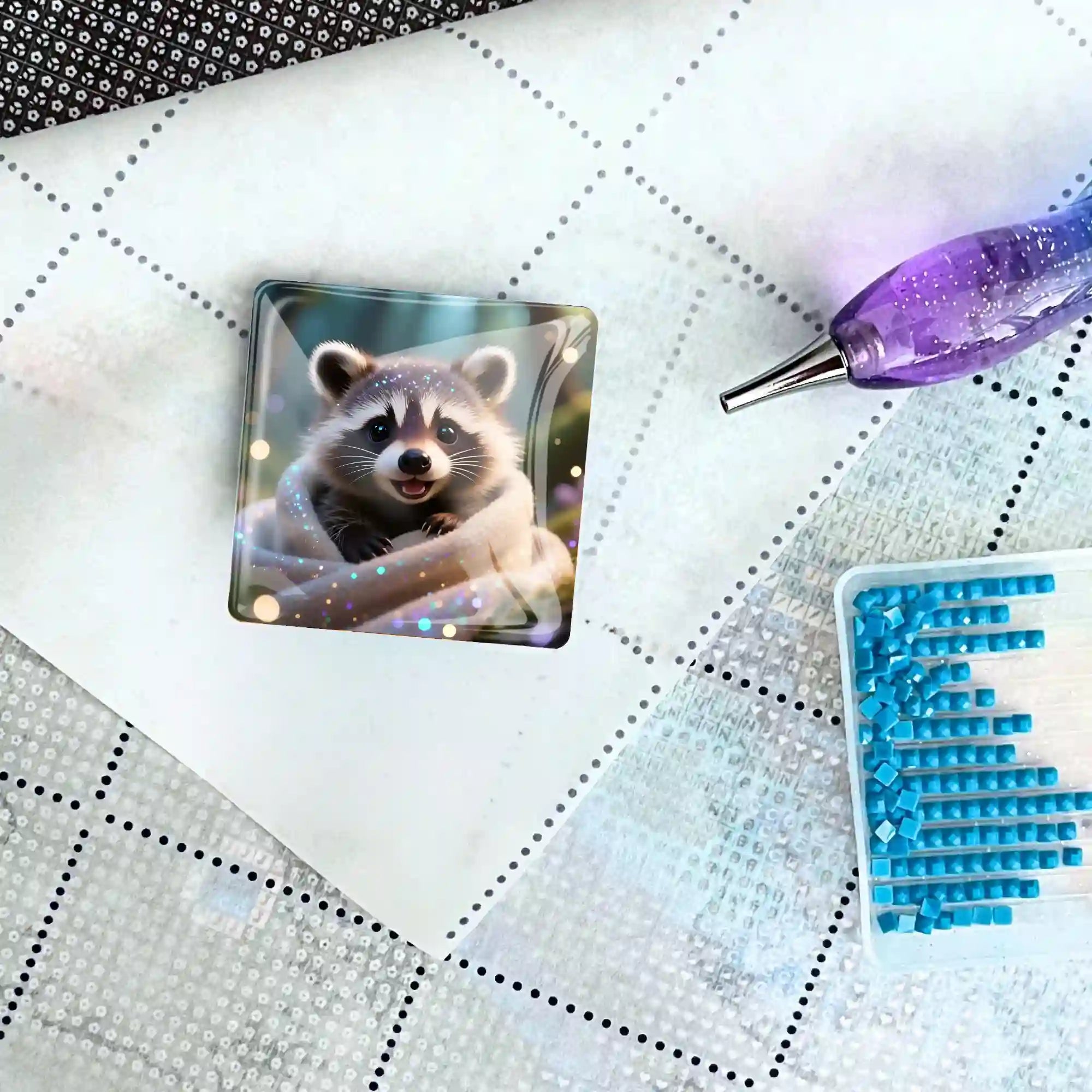 Waschbär Cover Minder für Diamond Painting auf einer Leinwand mit Stift und blauen Diamanten