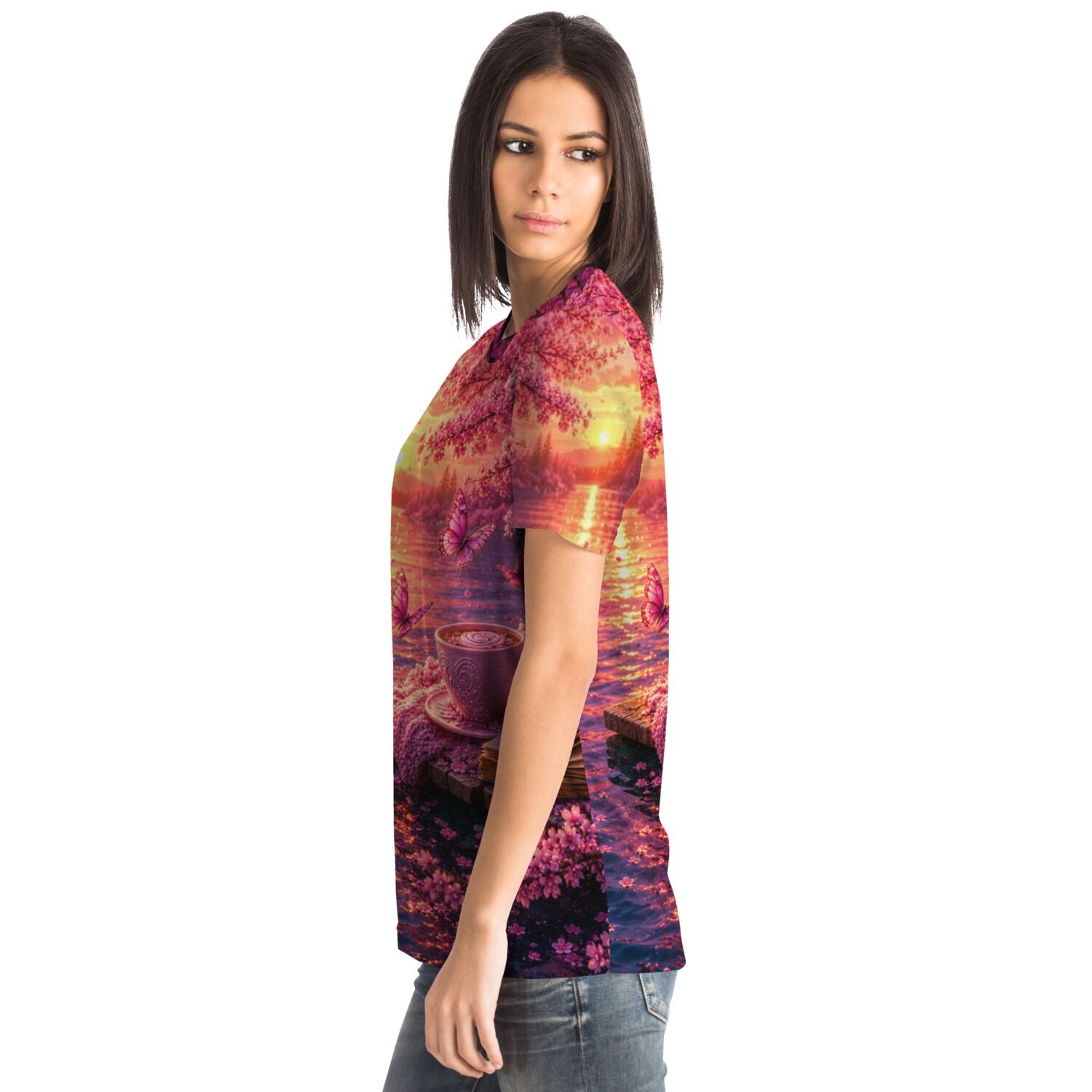 Frau trägt Dreamer T-Shirt mit verträumtem Motiv in lila und orange, ähnlich wie beliebte Diamond Painting Motive