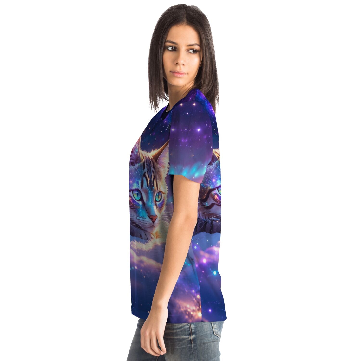 Frau trägt Dreamer T-Shirt mit Samtpfote Katzen-Motiv in Galaxie-Optik, ideal для Fans von Malen nach Zahlen und Kunst.