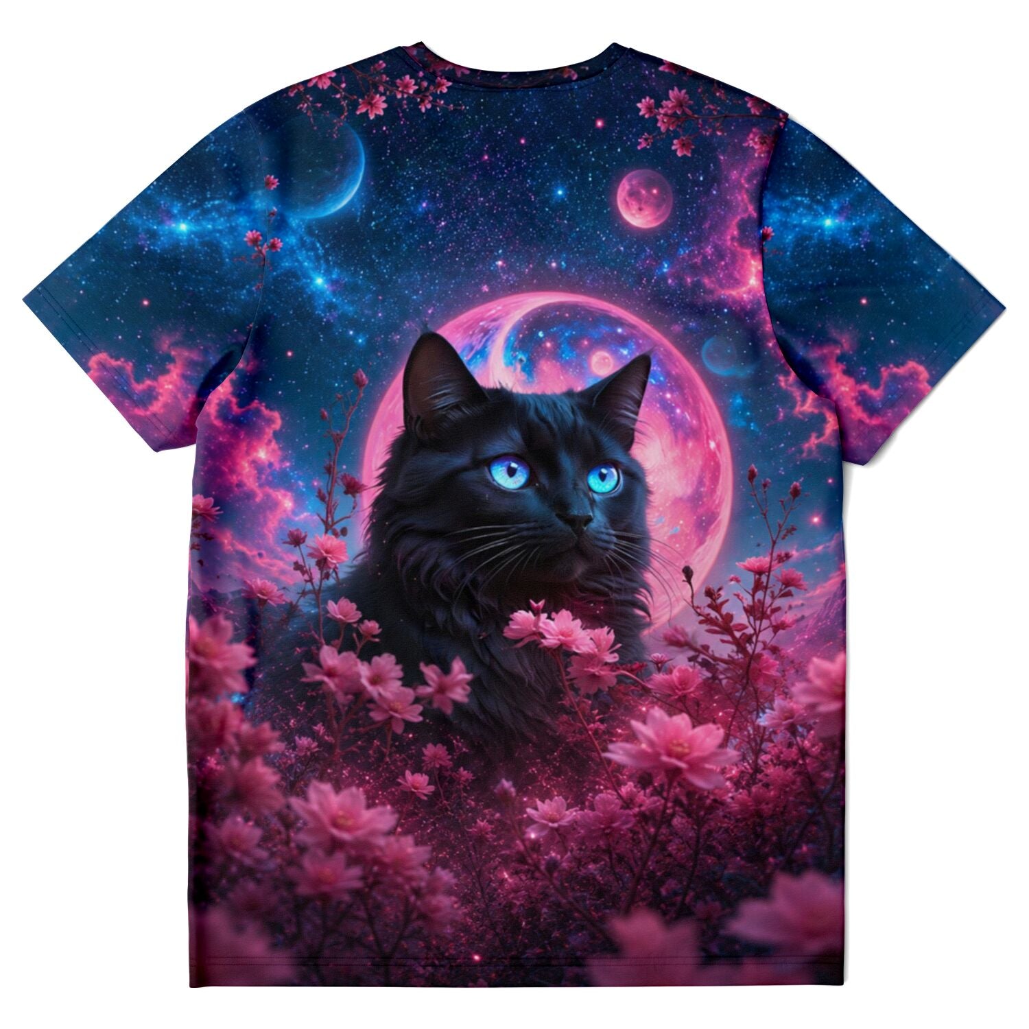 T-Shirt mit schwarzer Katze, blauen Augen und rosa Blumen vor galaktischem Weltraum-Hintergrund in leuchtenden Farben.