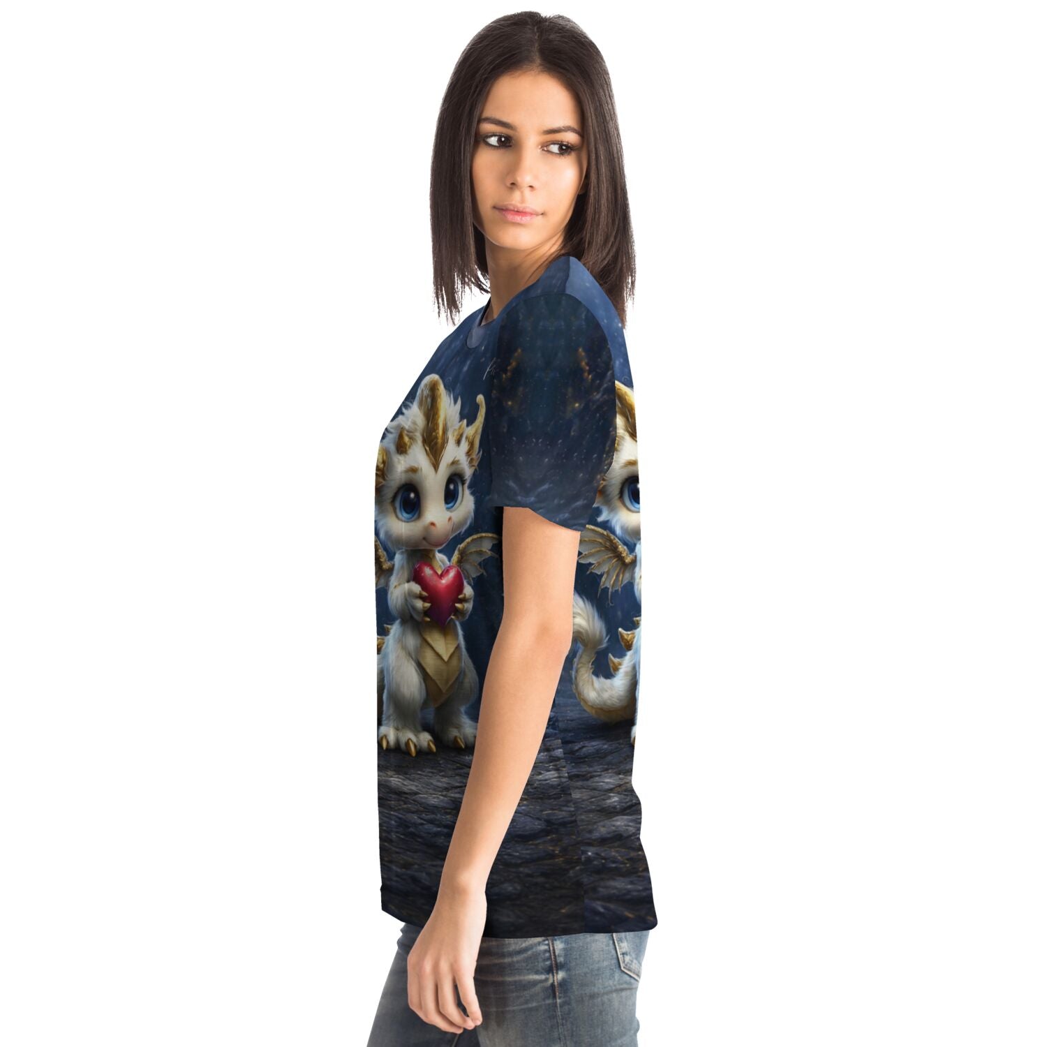 Frau trägt Dreamer T-Shirt mit Herzlicht Drachenmotiv, passend zum Stil unserer Diamond Painting und Malen nach Zahlen Sets