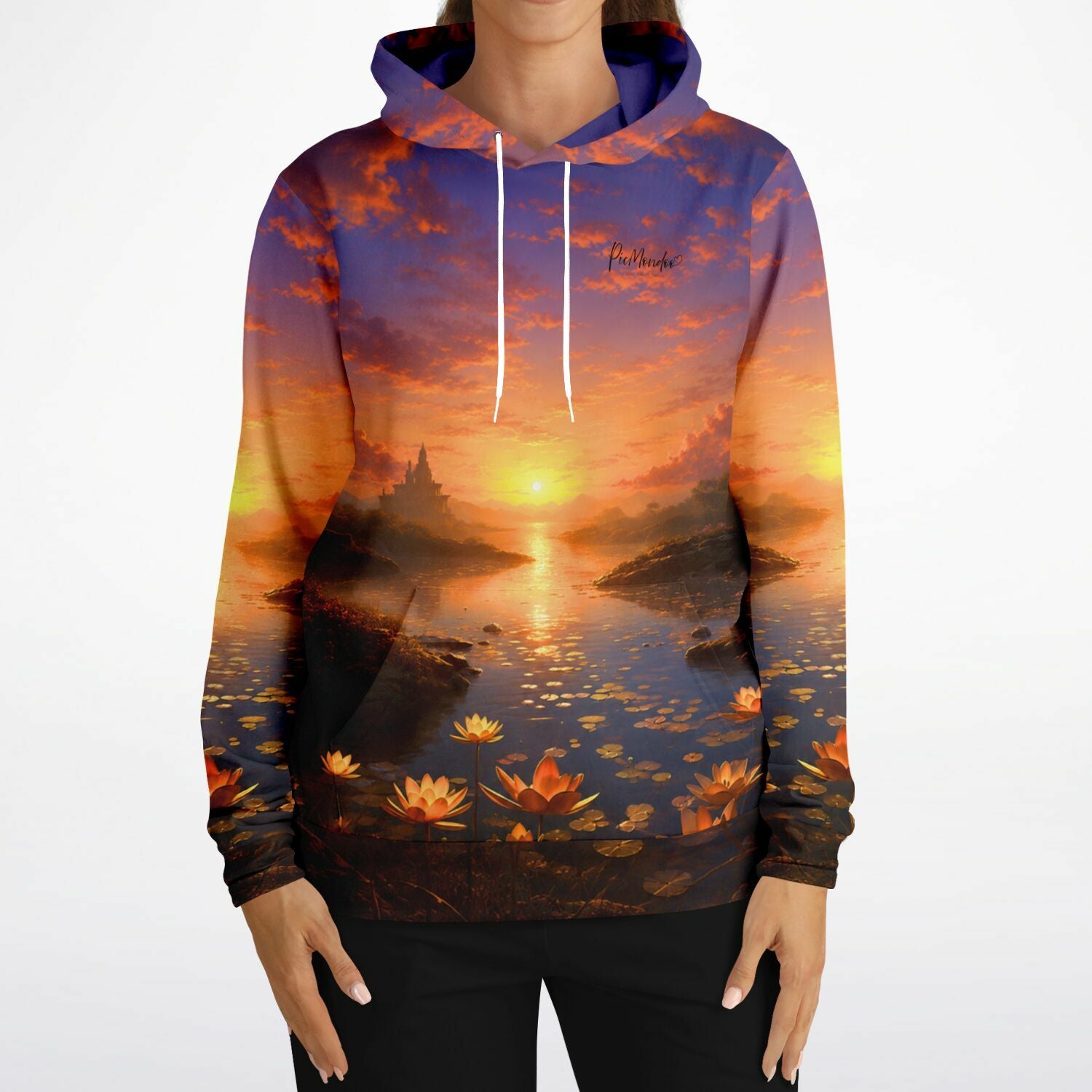 Dreamer Hoodie mit stimmungsvollem Sonnenuntergang-Motiv, kunstvollem Landschaftsdesign und Seerosen-Print.