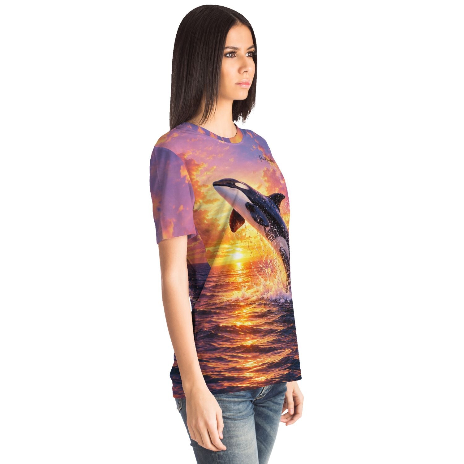 Frau trägt Dreamer T-Shirt mit springendem Orca Motiv bei Sonnenuntergang, passend zu Diamond Painting und Malen nach Zahlen
