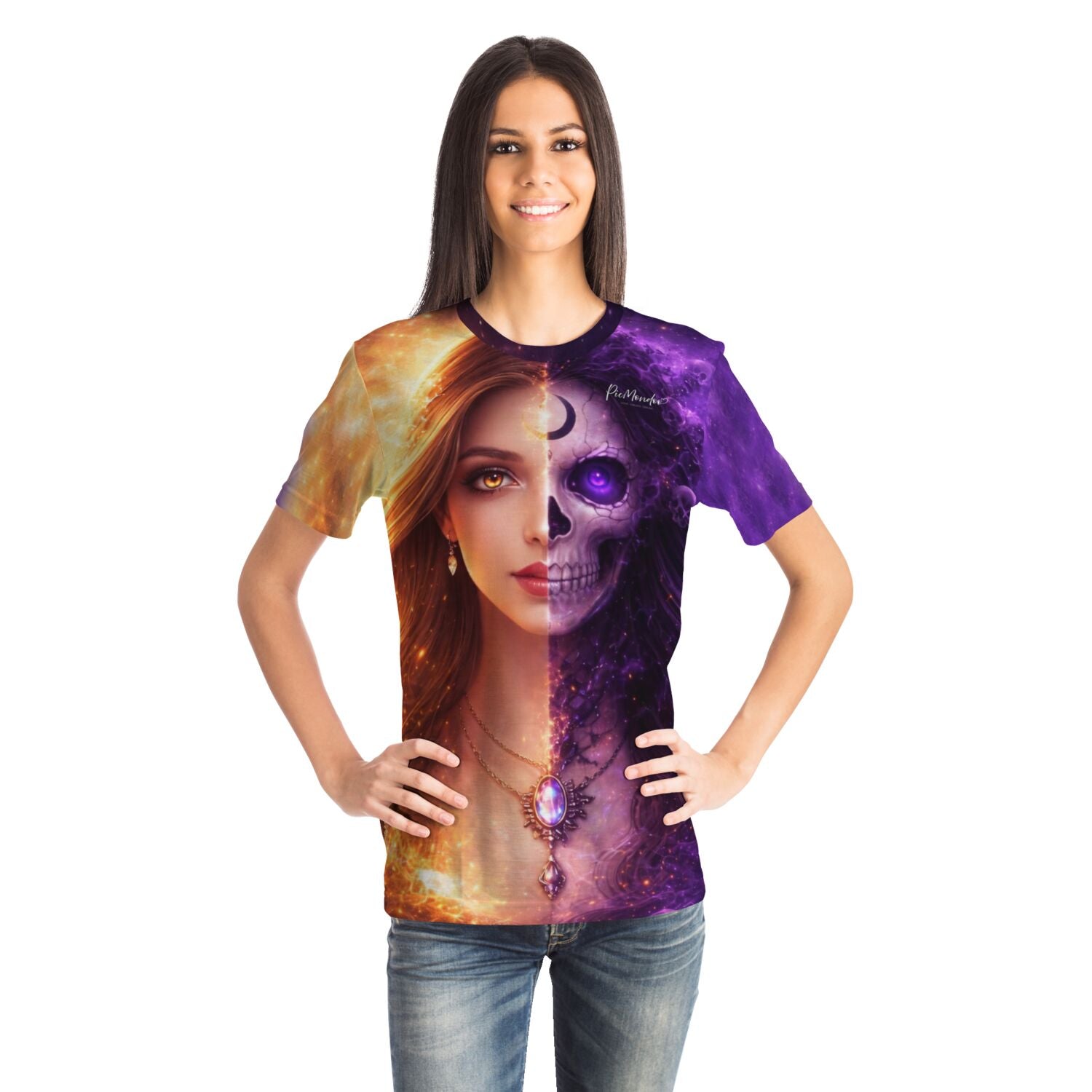 Frau trägt Dreamer T-Shirt mit künstlerischem Motiv: halb Frau, halb Totenkopf im Diamond Painting Design