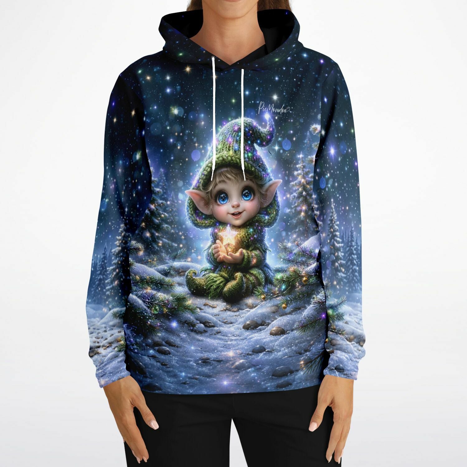 Dreamer Hoodie mit magischem Elfen-Motiv und leuchtendem Stern in einer verträumten Winterlandschaft