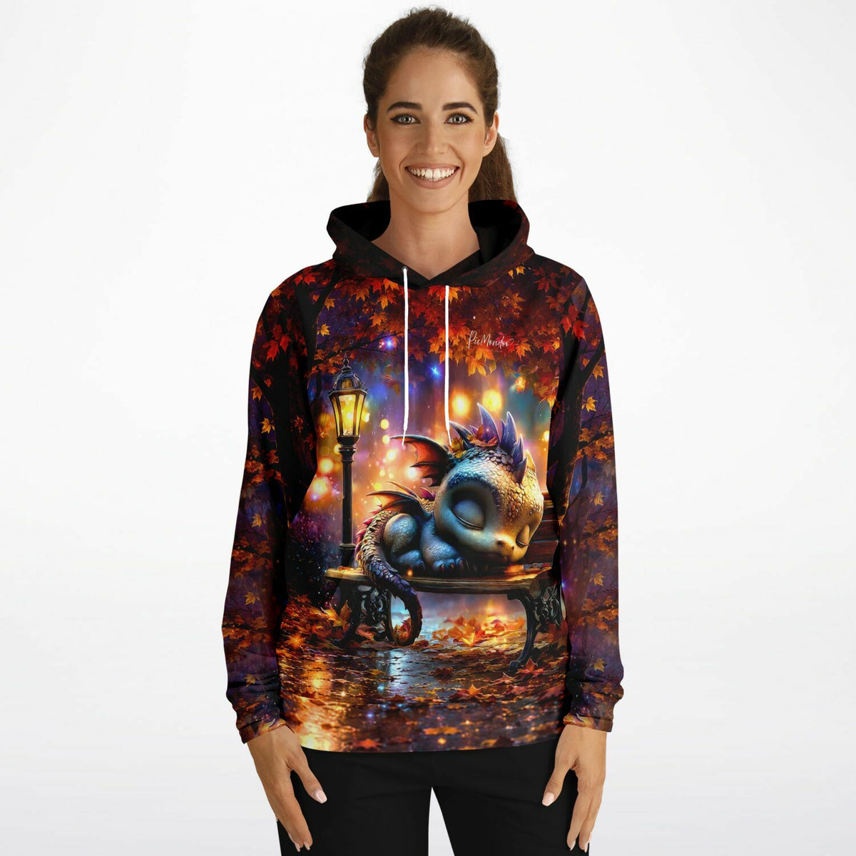 Frau trägt Dreamer Hoodie mit Lumos Schlummer Drachen-Motiv, inspiriert von Diamond Painting und Malen nach Zahlen Designs