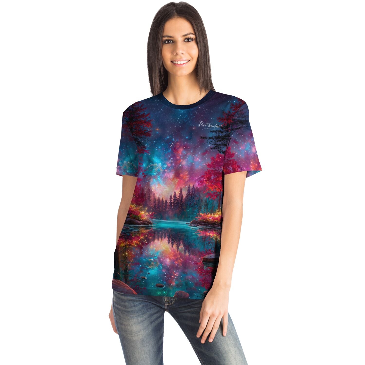Frau trägt Dreamer T-Shirt mit verträumtem Wald- und Sternenhimmel-Motiv im Stil von Diamond Painting Kunst