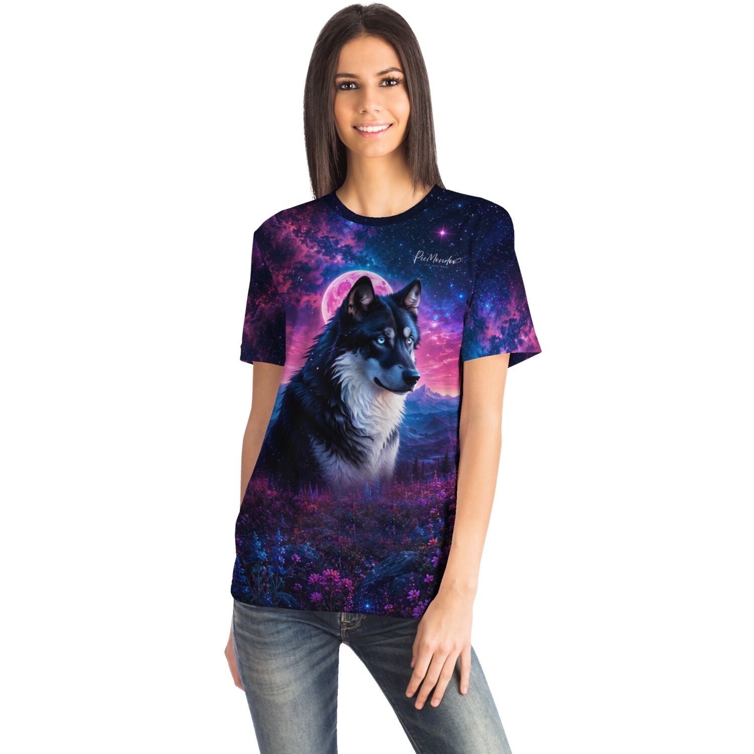 Frau trägt Dreamer T-Shirt mit Wolf bei Erdbeermond-Print – passend zu Diamond Painting und Malen nach Zahlen Motiven