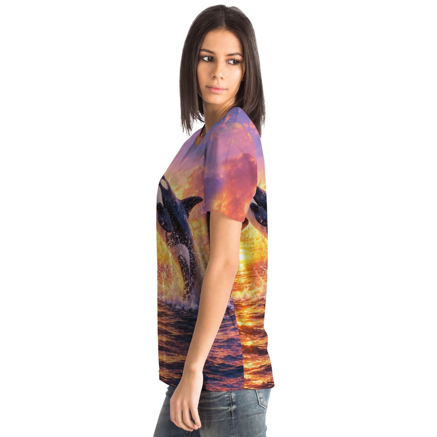 Frau trägt Dreamer T-Shirt mit Orka-Motiv bei Sonnenuntergang, passend zu Malen nach Zahlen und Diamond Painting Designs