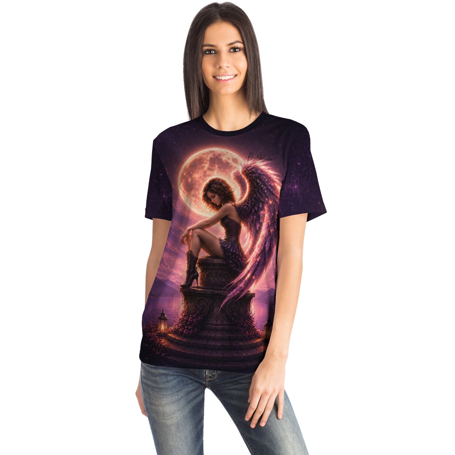 Frau trägt Dreamer T-Shirt mit Aurelia Nachtflügel Motiv, das den beliebten Diamond Painting Kunststil widerspiegelt.
