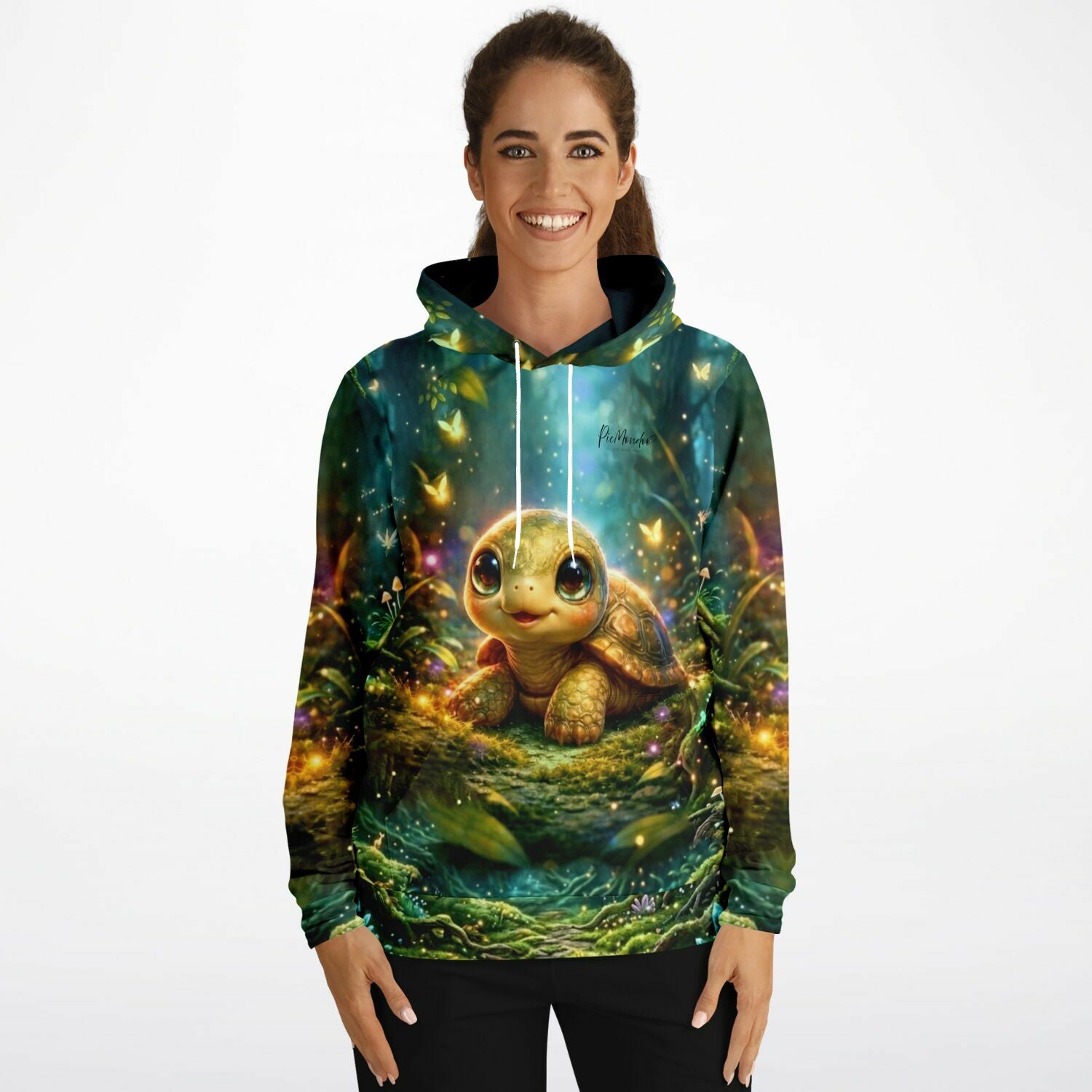 Frau trägt Hoodie mit niedlichem Schildkröten-Motiv, das den zauberhaften Stil bekannter Diamond Painting Sets widerspiegelt