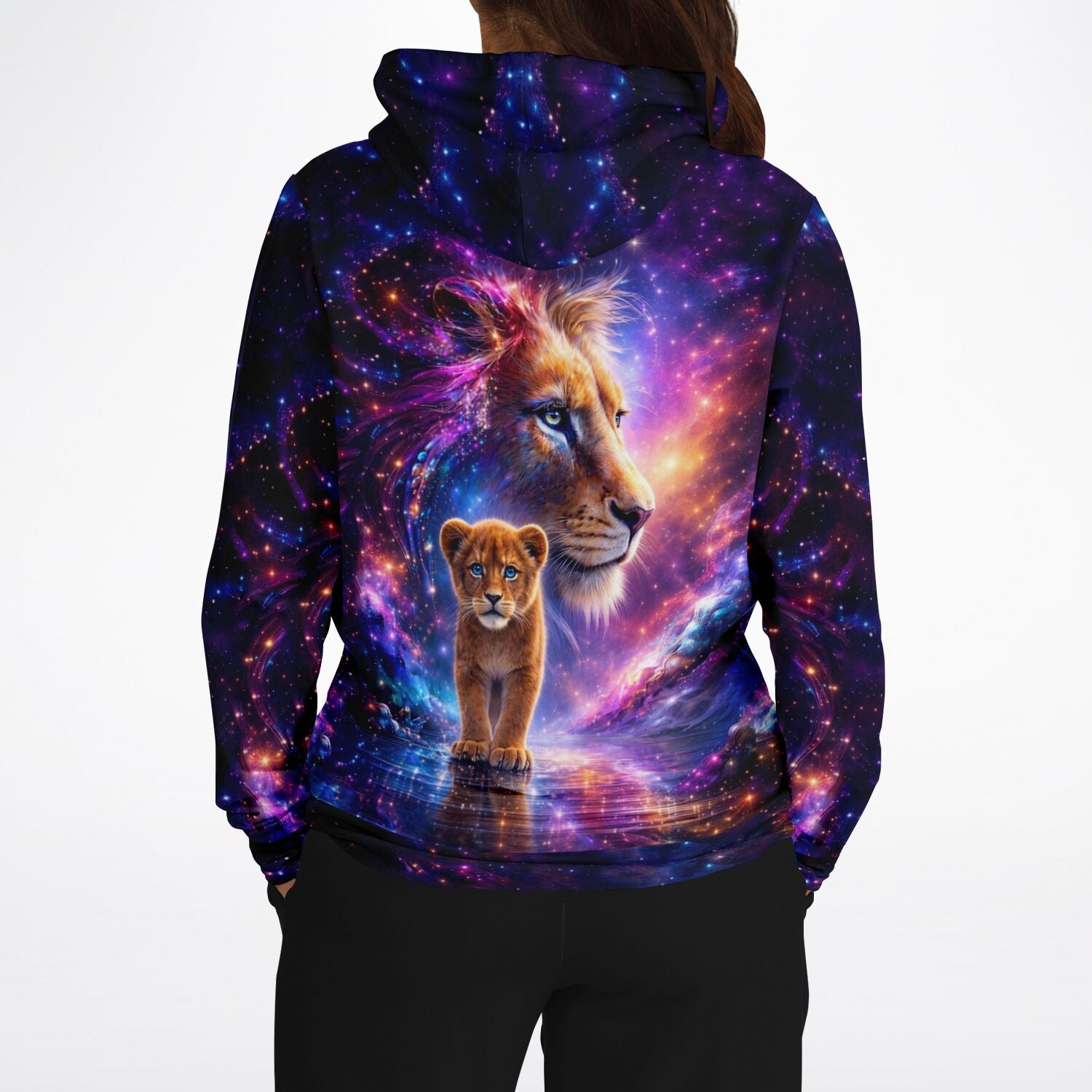 Hoodie mit Löwen-Motiv vor Galaxie-Hintergrund, inspiriert von Diamond Painting und Malen nach Zahlen Designs