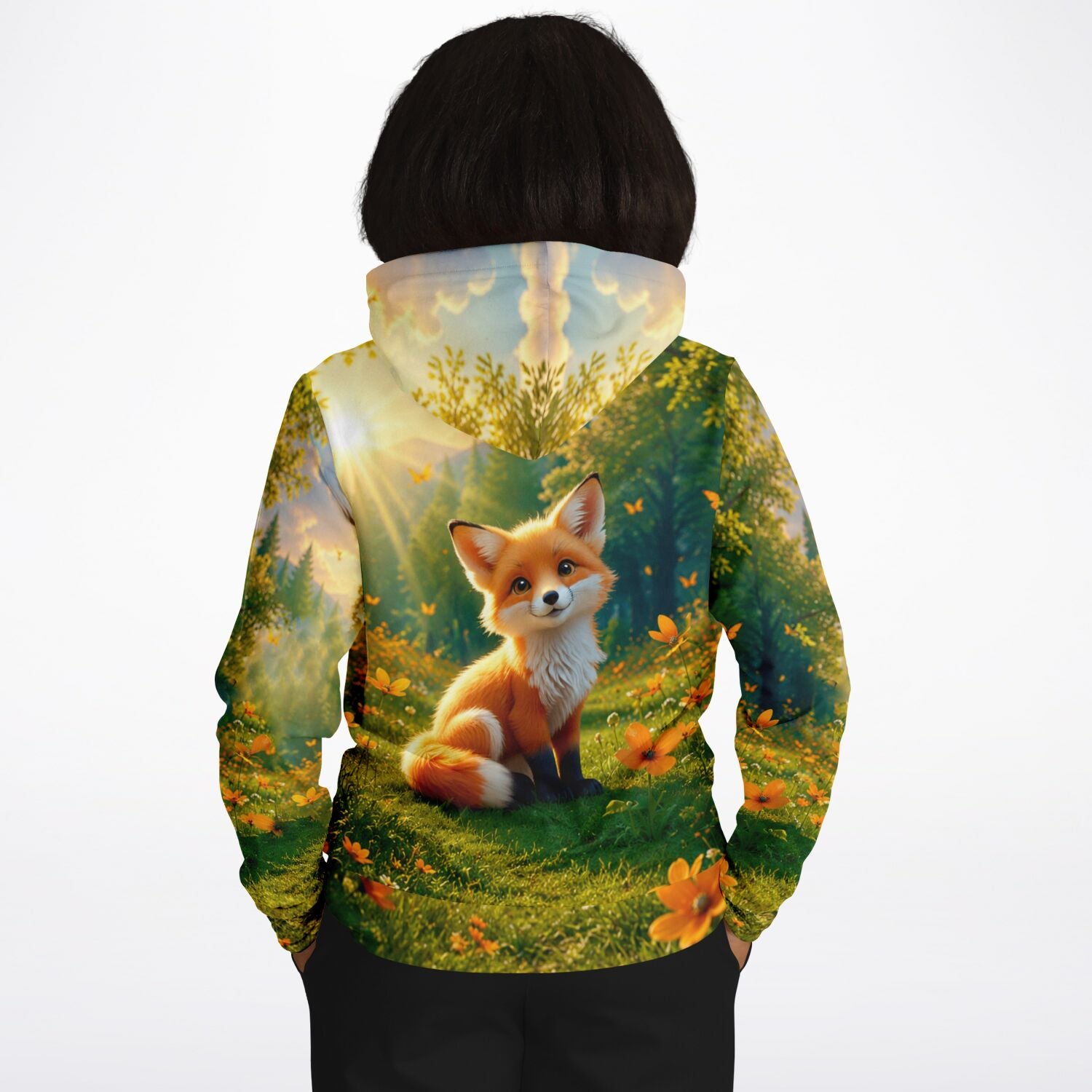 Dreamer Hoodie mit niedlichem Foxy Casper Fuchs-Motiv in einer sommerlichen Waldlandschaft mit blühenden Blumen