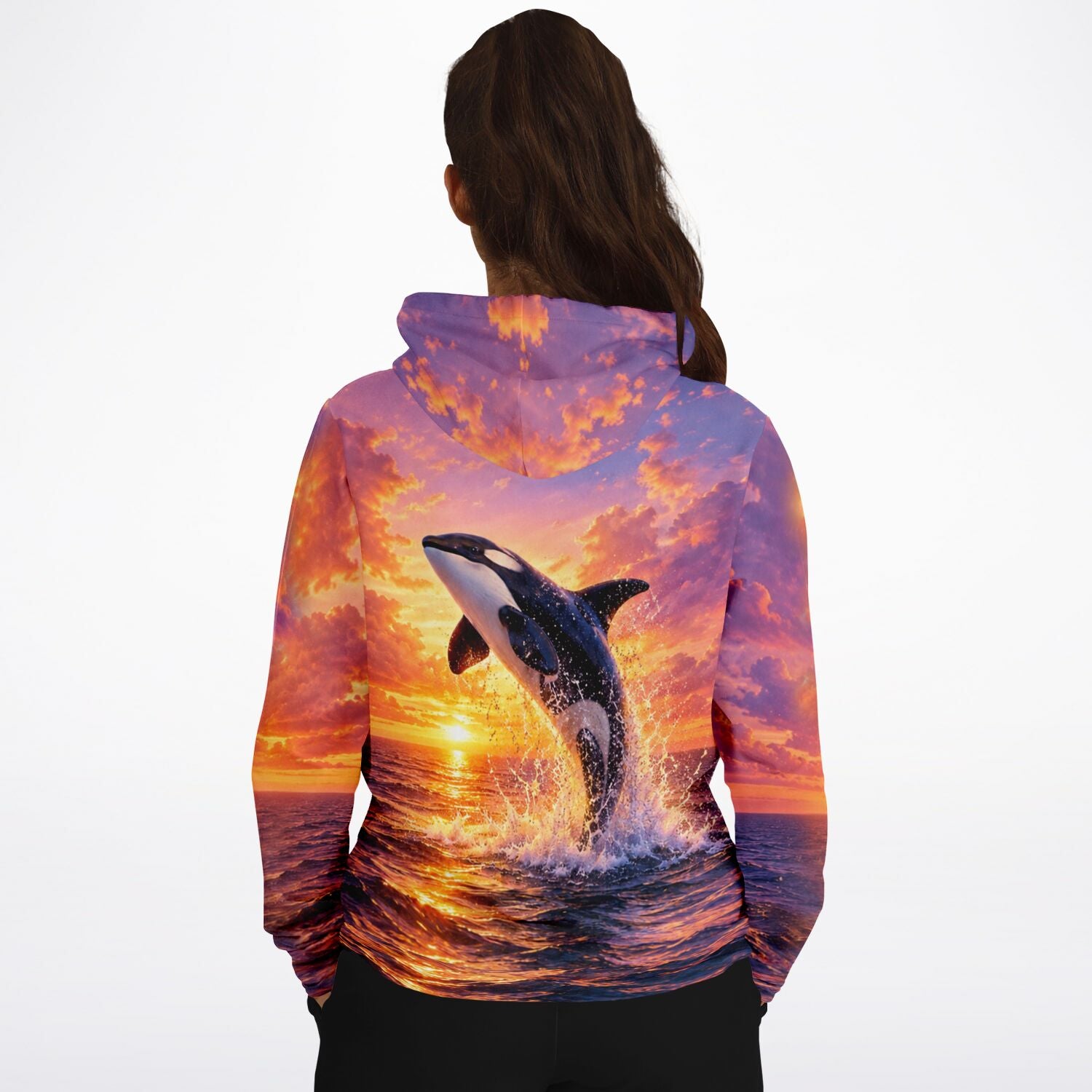 Dreamer Hoodie mit springendem Orca Motiv bei Sonnenuntergang als modisch gestaltetes AOP-Design