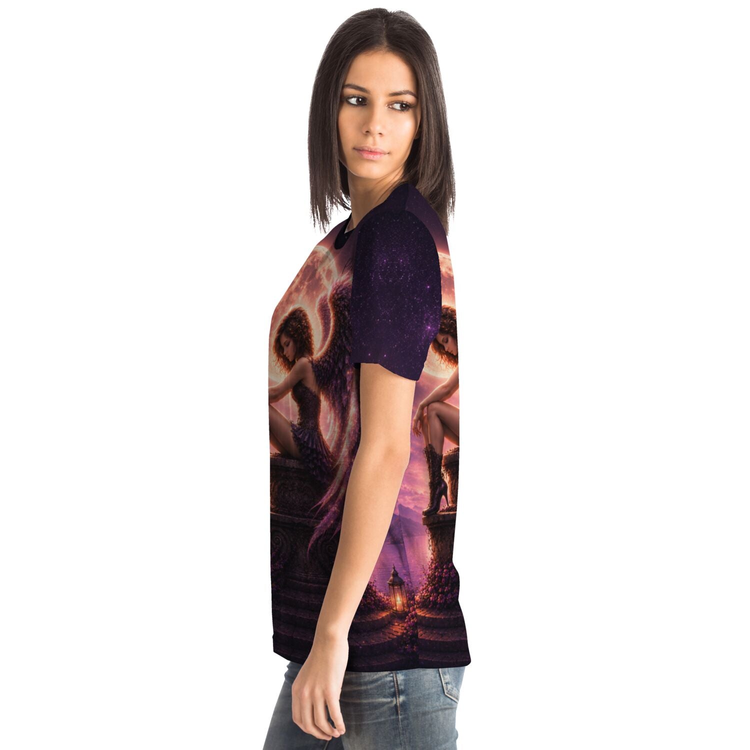 Frau trägt Dreamer T-Shirt mit Aurelia Nachtflügel Motiv, inspiriert von magischen Diamond Painting und Malen nach Zahlen