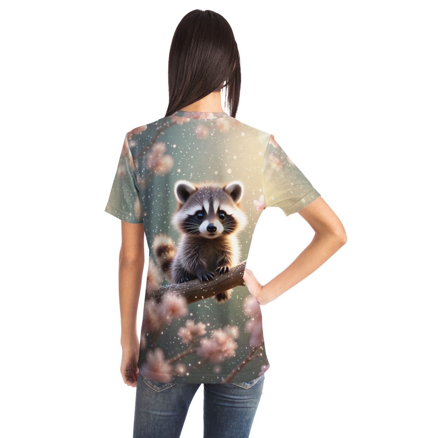 T-Shirt mit Waschbär Klettermax Motiv, digitaler Kunstdruck eines niedlichen Waschbären auf einem Ast im Kirschblütenregen