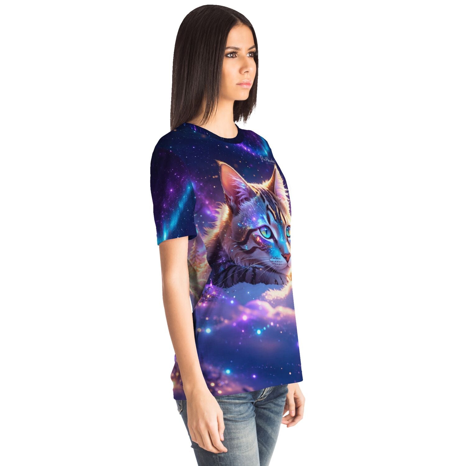 Frau trägt Dreamer T-Shirt mit Samtpfote Katzen-Motiv in Galaxie-Optik, passend zu Diamond Painting und Malen nach Zahlen