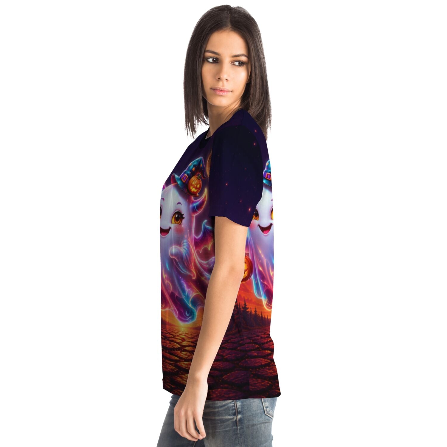 Frau trägt ein Dreamer T-Shirt mit buntem Geist und Halloween-Motiv, inspiriert von Diamond Painting und Kunststilen.