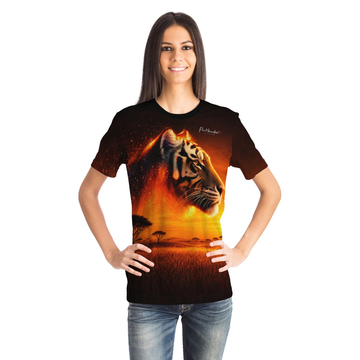 Frau trägt ein schwarzes T-Shirt mit flammendem Tiger-Motiv im Sonnenuntergang, passend zum Diamond Painting Stil.