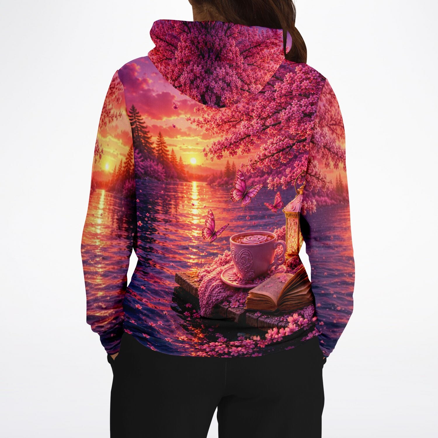 Dreamer Hoodie mit stimmungsvollem Motiv: Tasse Kaffee, Buch und Schmetterlinge bei Sonnenuntergang im Kirschblüten-Look