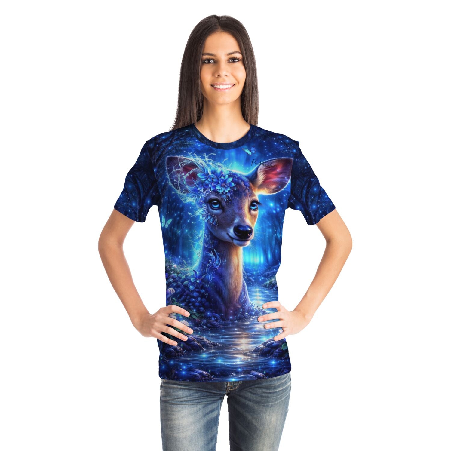 Frau trägt blaues T-Shirt mit Hirsch-Motiv im Stil unserer Diamond Painting und Malen nach Zahlen Kunstwerke
