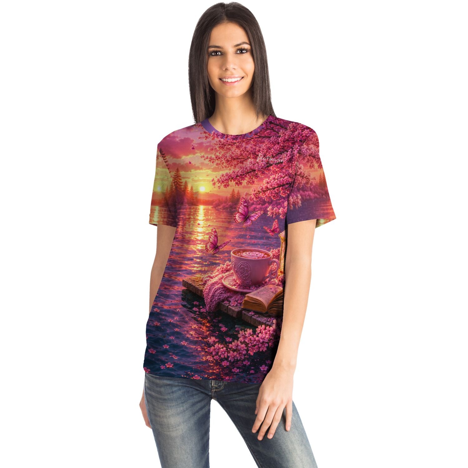 Frau trägt Dreamer T-Shirt mit Diamond Painting Motiv: Kaffeetasse, Schmetterlinge und Kirschblüten am See bei Sonnenuntergang