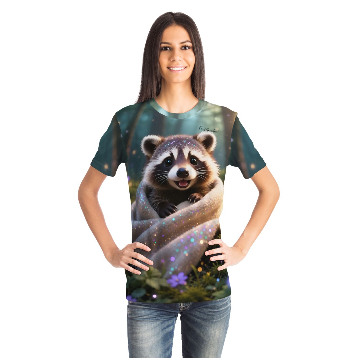 Frau trägt T-Shirt mit Diamond Painting Motiv: süßer Waschbär in Decke, inspiriert durch unsere Glitzerstein-Sets.